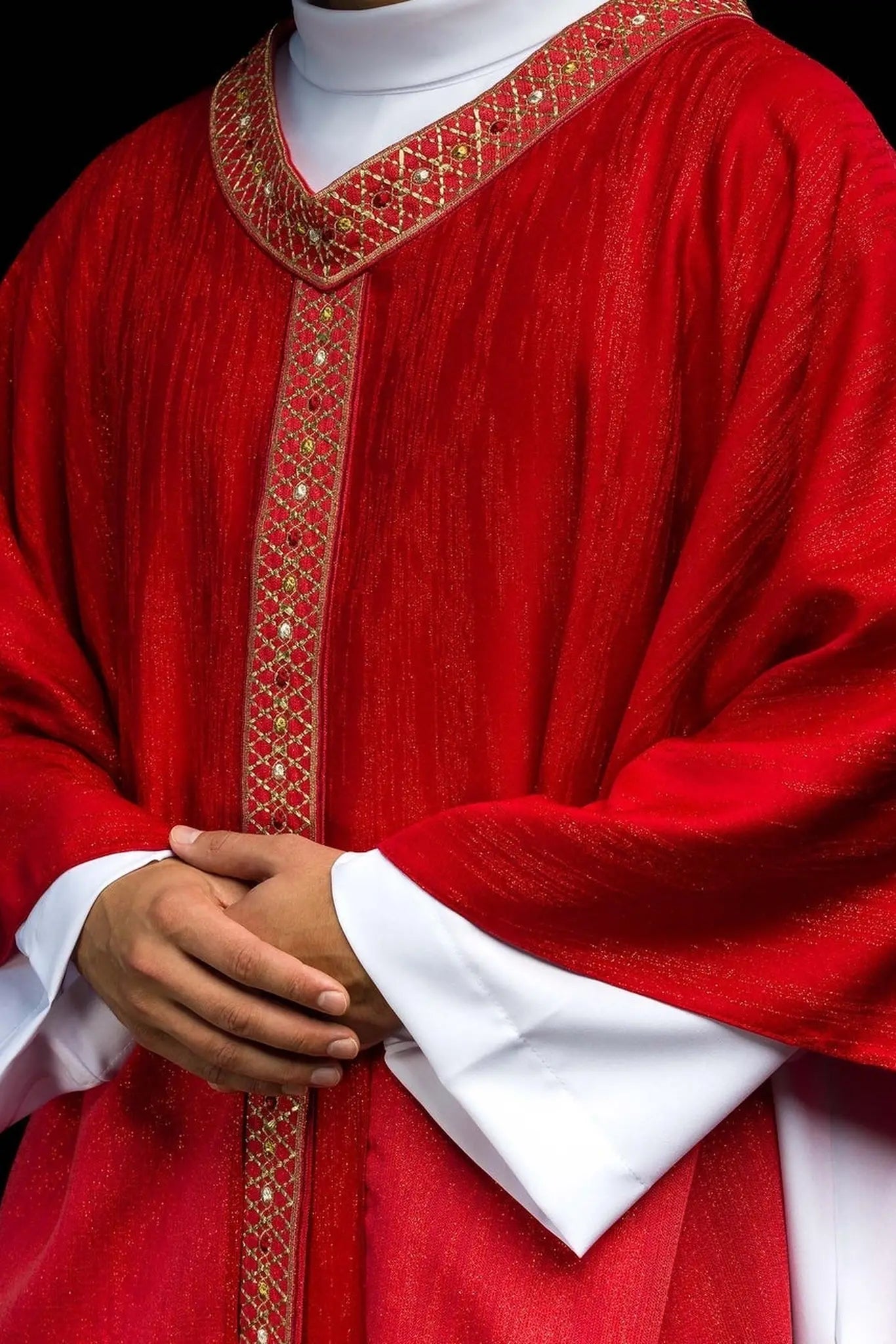 Czerwony ornat z haftowanym pasem i kołnierzem