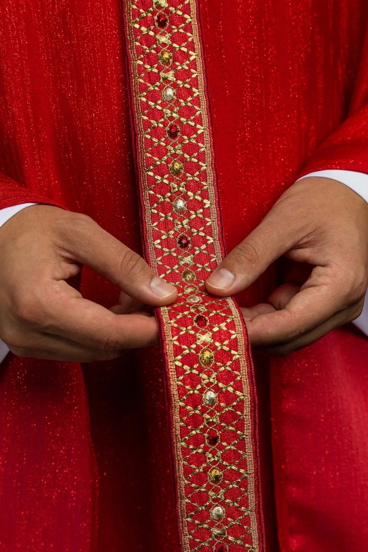 Czerwony Ornat liturgiczny z haftowanym pasem i kołnierzem