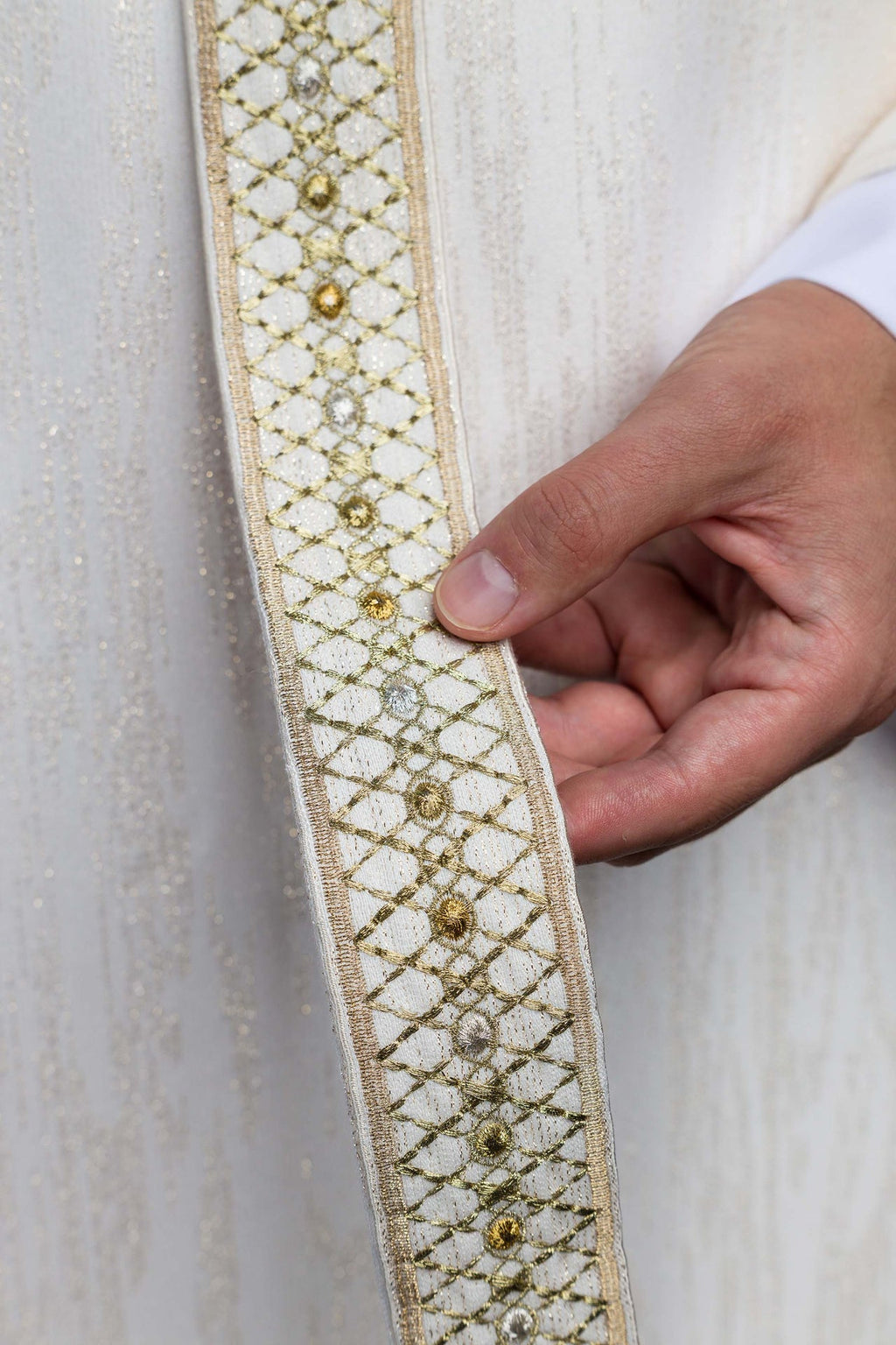 Biały ornat z haftowanym pasem i kołnierzem