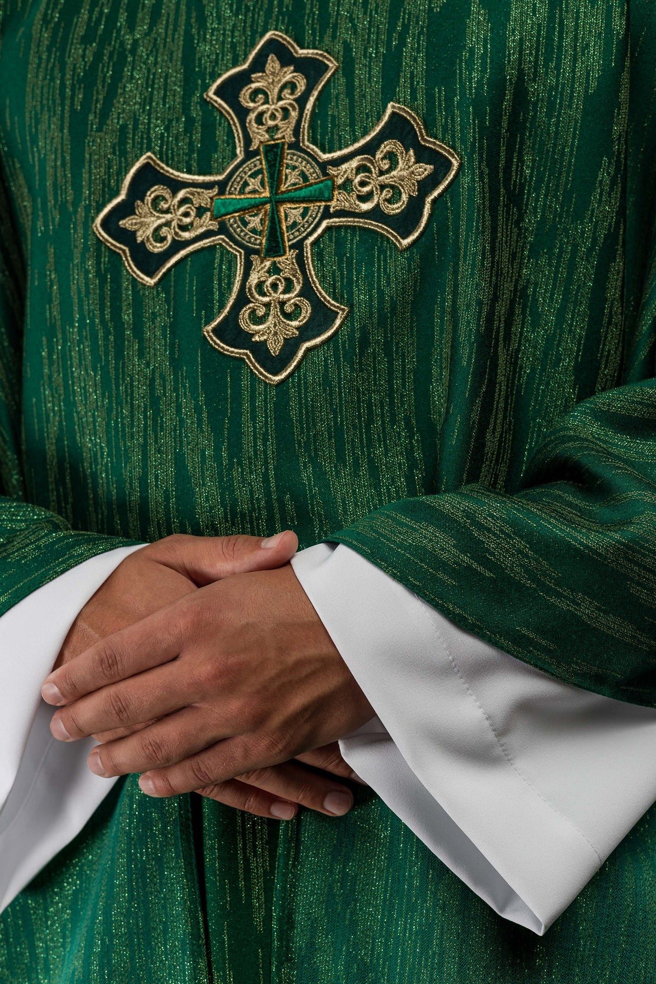 Zielony ornat z haftowanym motywem krzyża na ozdobnej tkaninie - ORNATY.PL