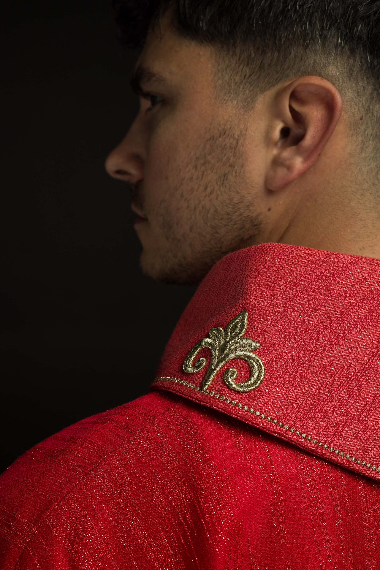 Czerwony ornat z haftowanym motywem krzyża na ozdobnej tkaninie - ORNATY.PL