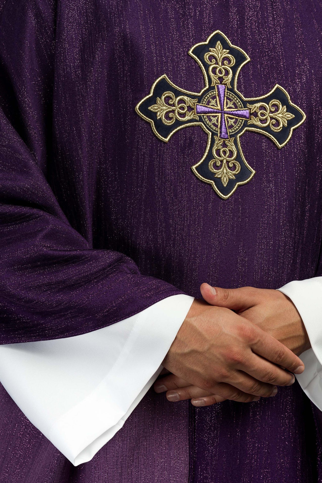 Fioletowy ornat z haftowanym motywem krzyża na ozdobnej tkaninie - ORNATY.PL