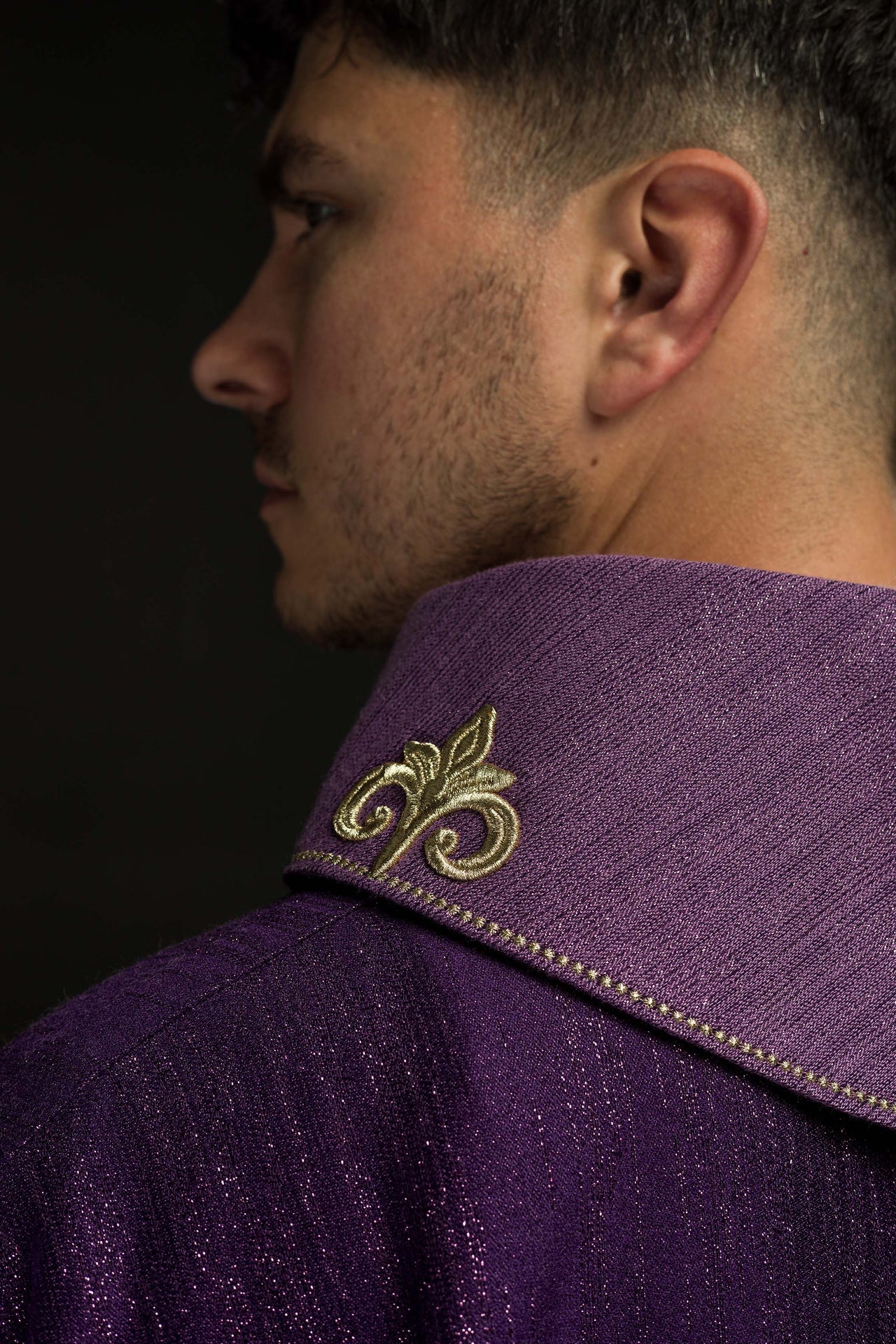 Fioletowy ornat z haftowanym motywem krzyża na ozdobnej tkaninie - ORNATY.PL