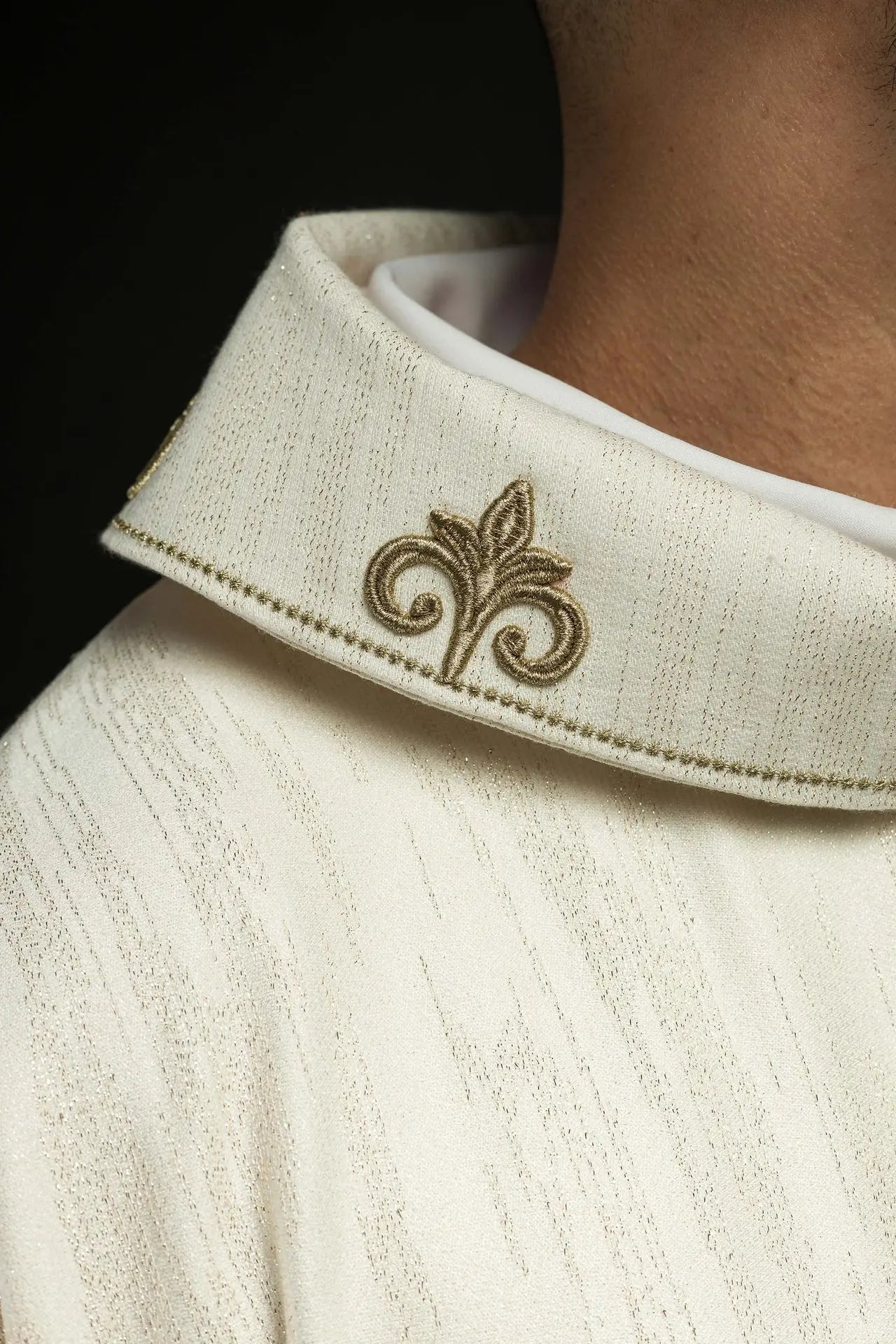Ornat liturgiczny w kolorze ecru z haftowanym motywem krzyża na ozdobnej tkaninie 