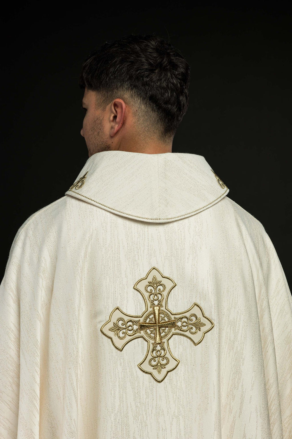 Ecru ornat z haftowanym motywem krzyża na ozdobnej tkaninie - ORNATY.PL