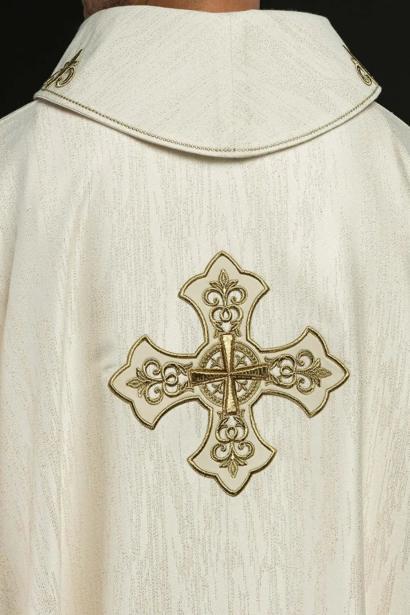 Ornat liturgiczny w kolorze ecru z haftowanym motywem krzyża na ozdobnej tkaninie 