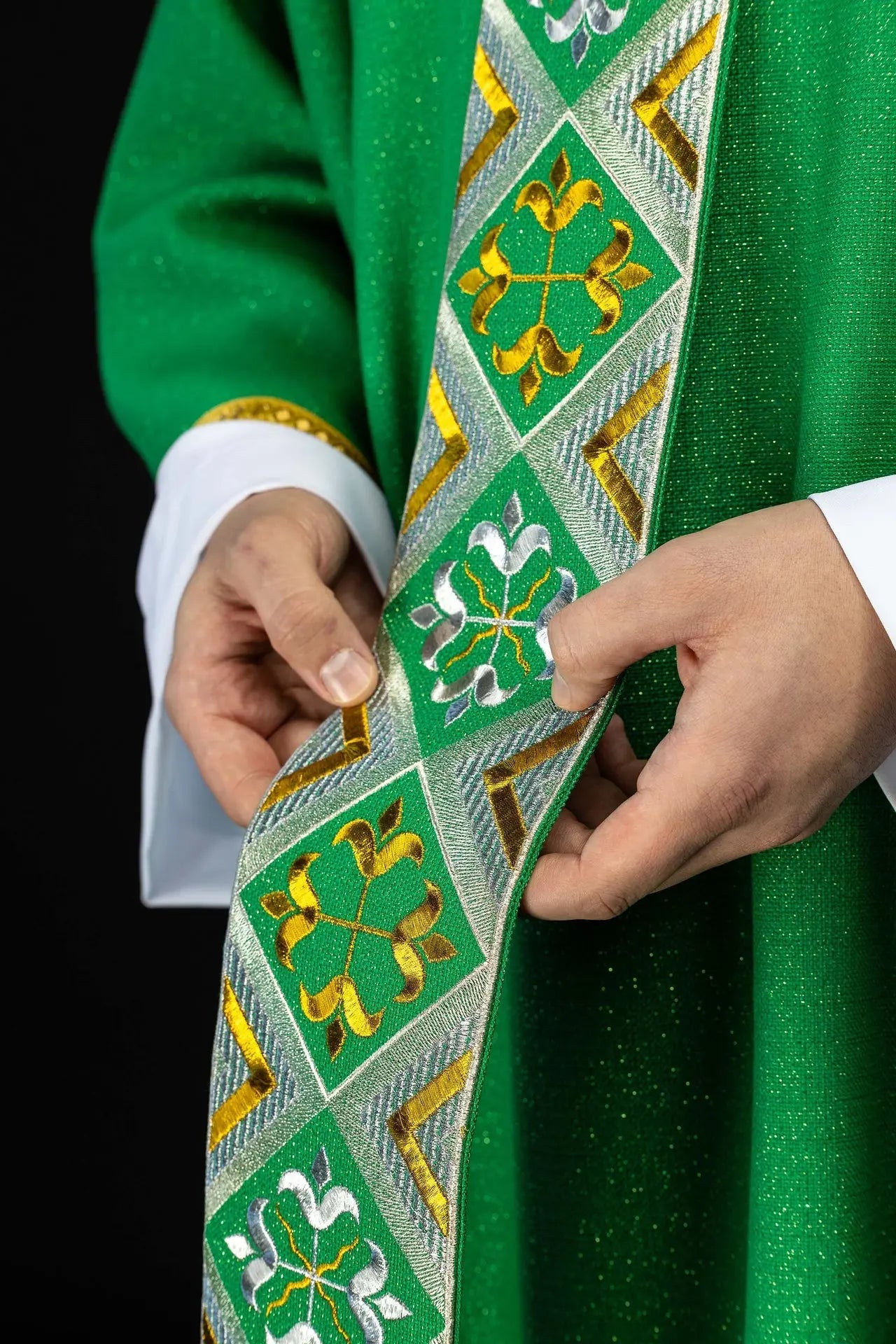 Zielony komplet ornatowy z haftowanym orfrejem
