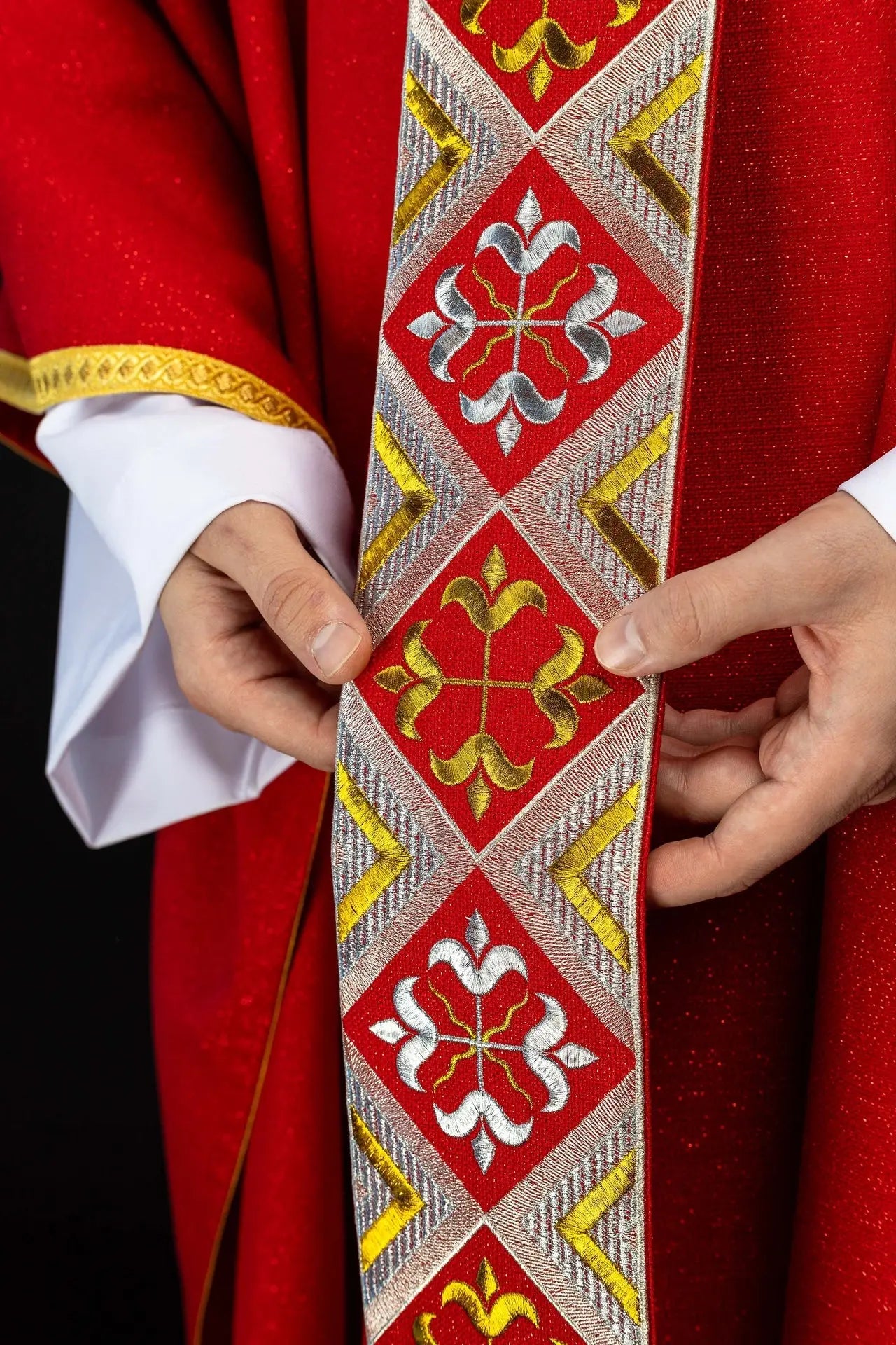 Czerwony komplet ornatowy z haftowanym orfrejem