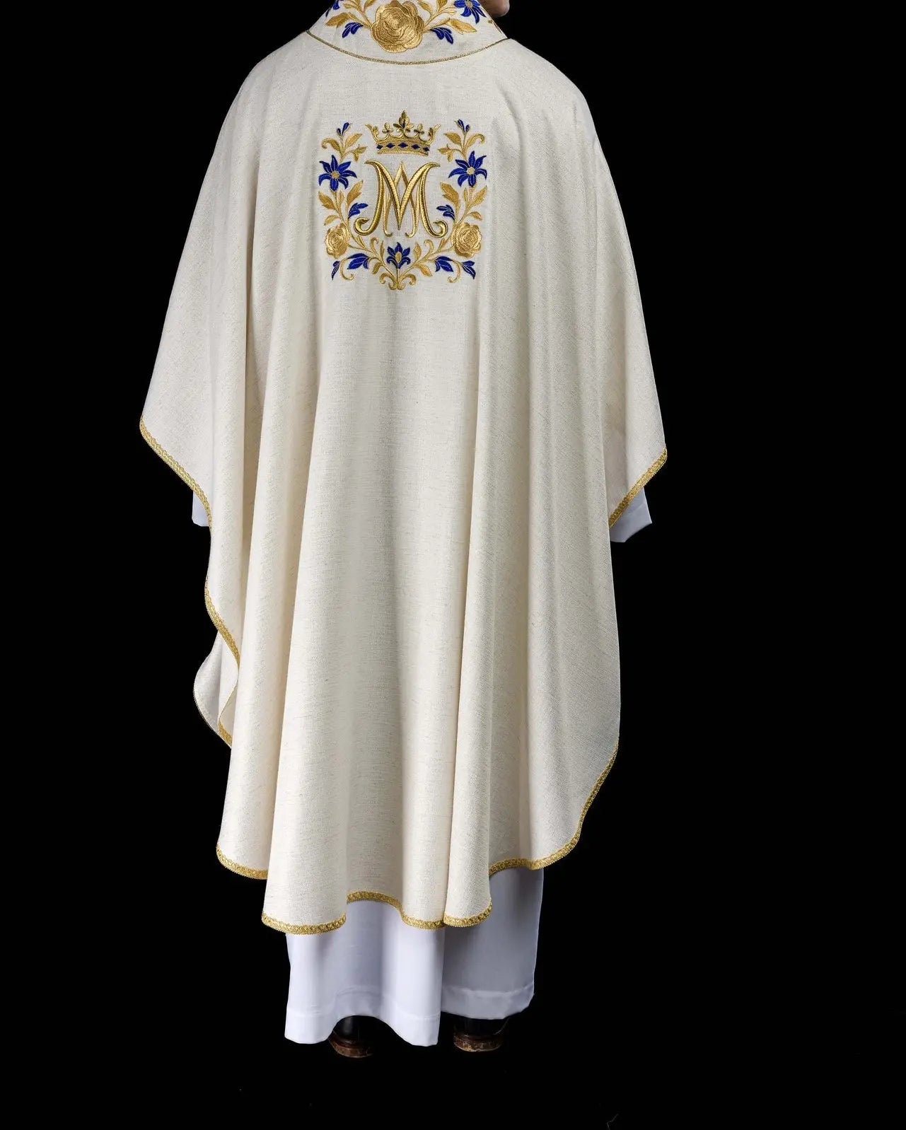 Haftowany ornat z motywem maryjnym – ecru