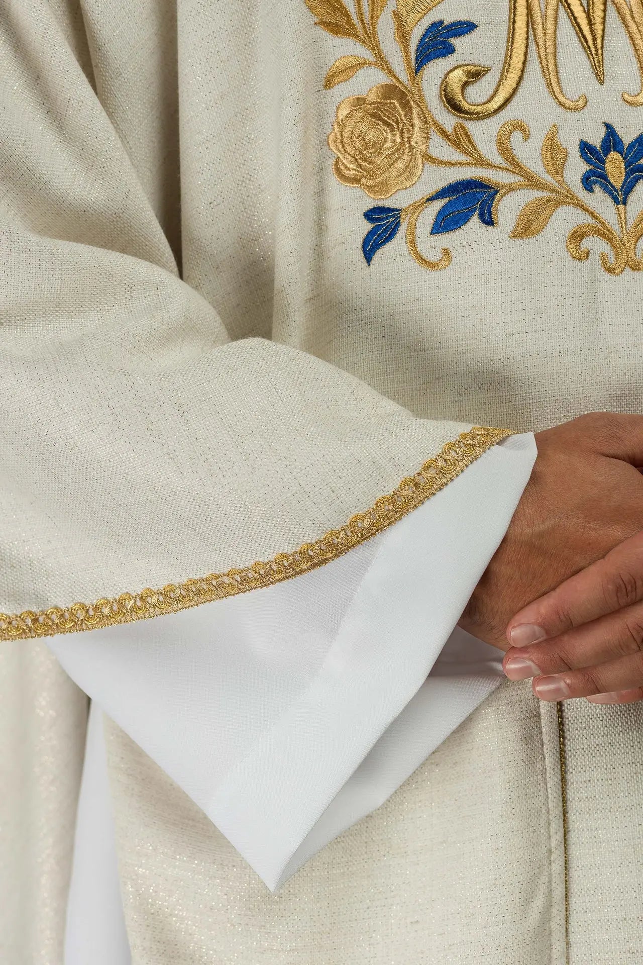 Haftowany ornat z motywem maryjnym – ecru