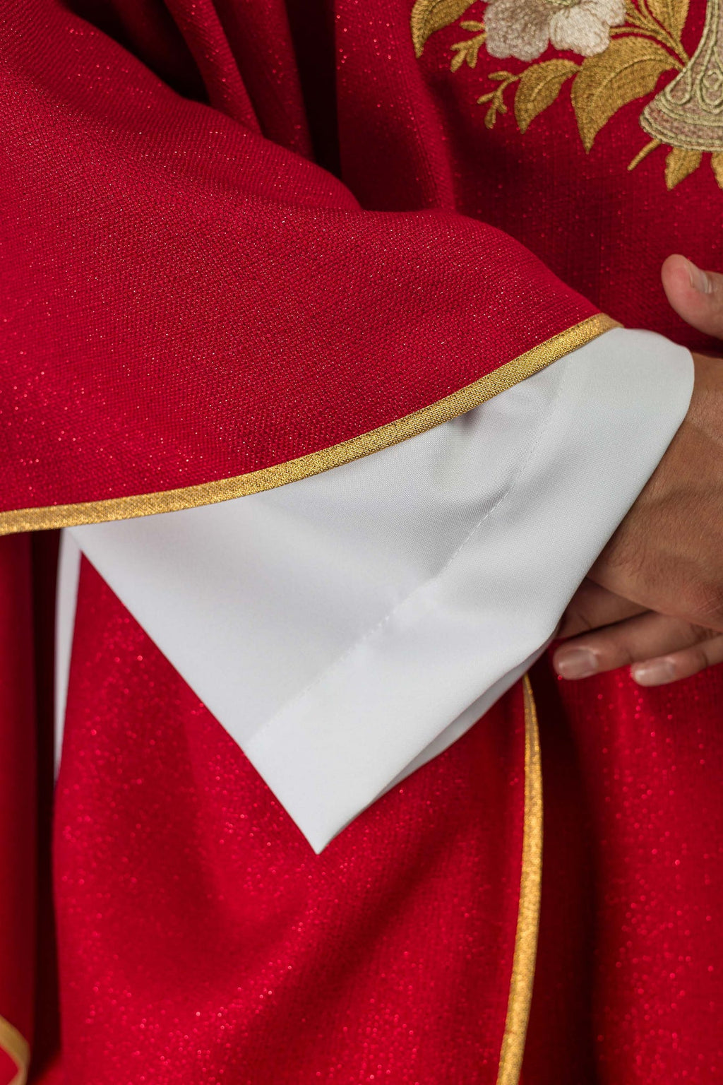 Czerwony ornat z haftowanym kołnierzem i symbolem Ducha Świętego