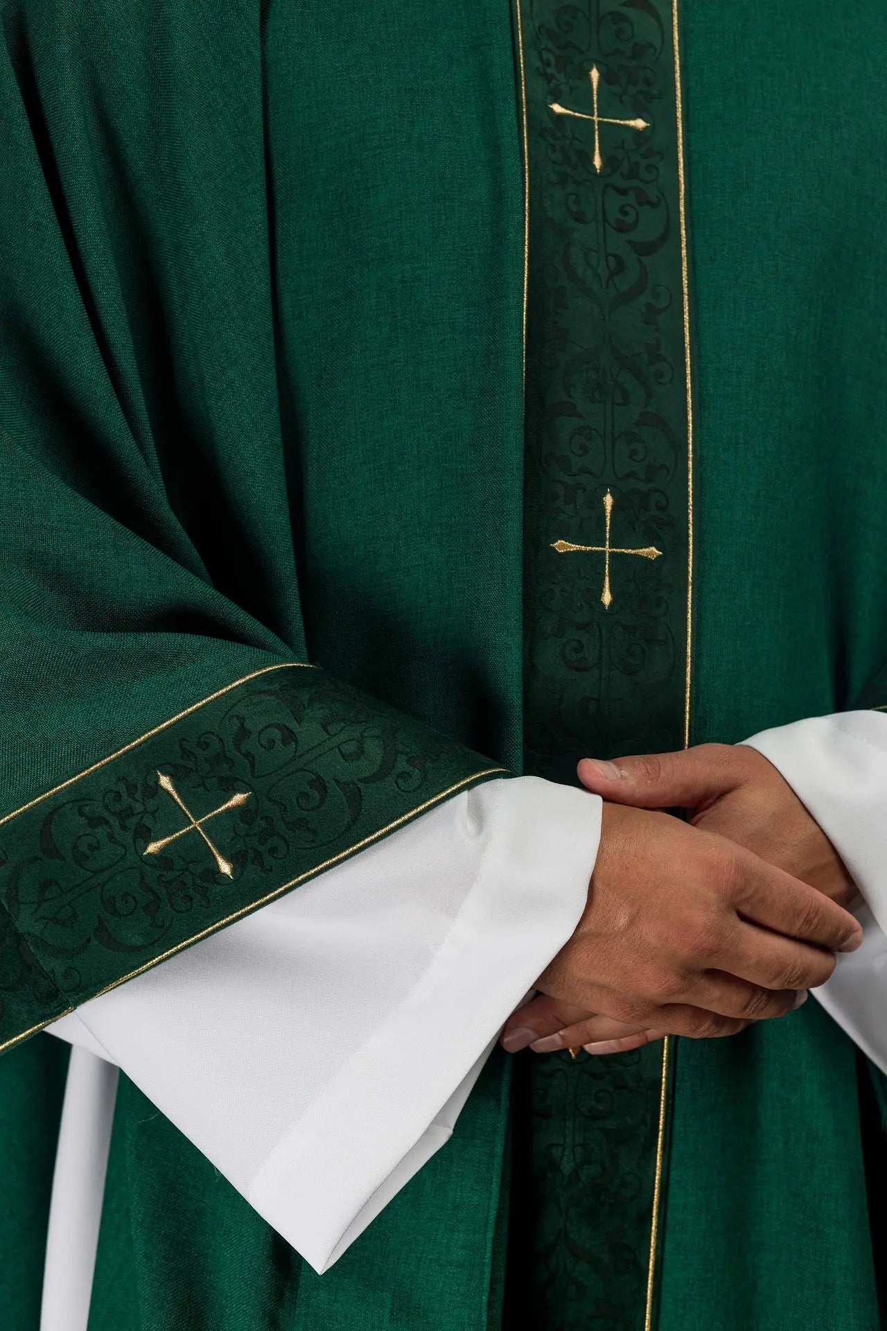 Zielony ornat z haftowaną taśmą i haftowanym krzyżem kołnierzem