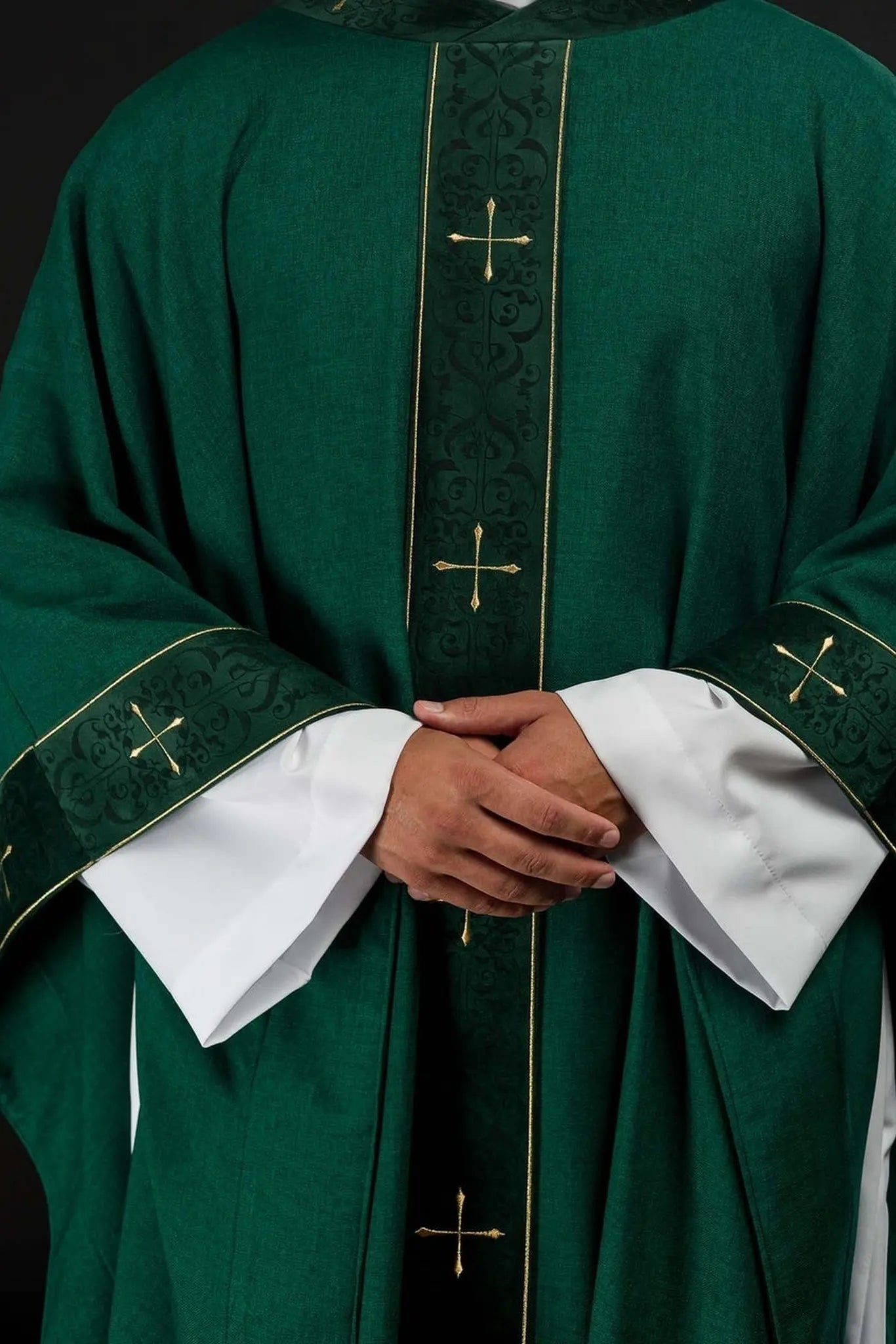 Zielony ornat z haftowaną taśmą i haftowanym krzyżem kołnierzem