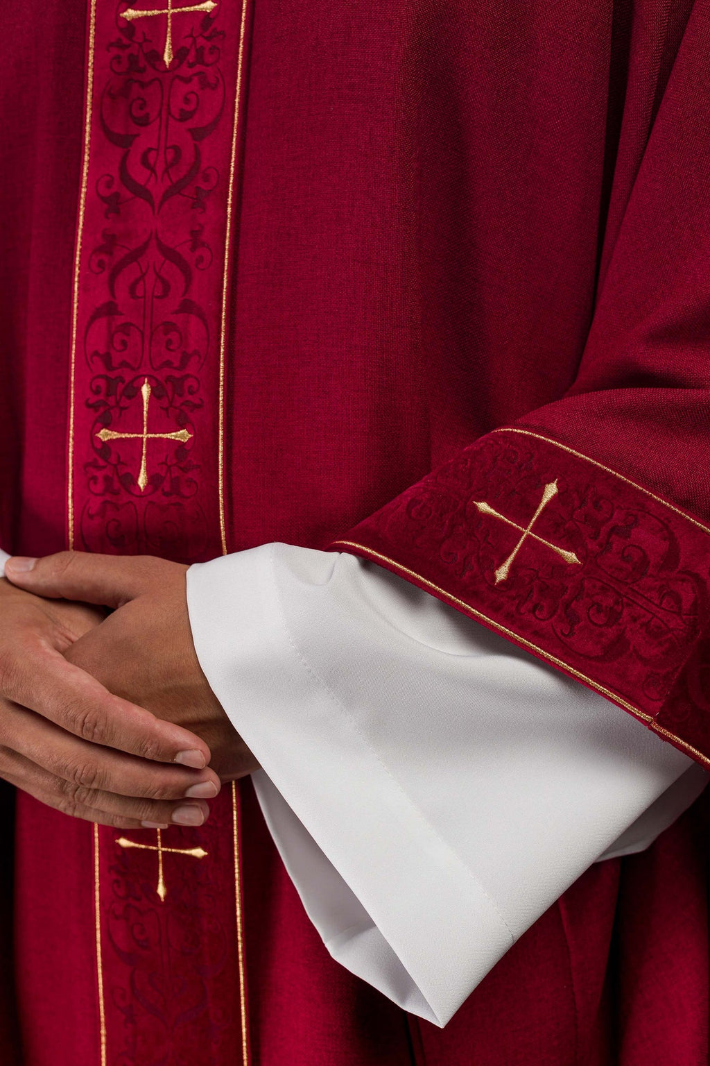 Ornat w kolorze czerwonym z haftowanym pasem i kołnierzem w krzyże - ORNATY.PL