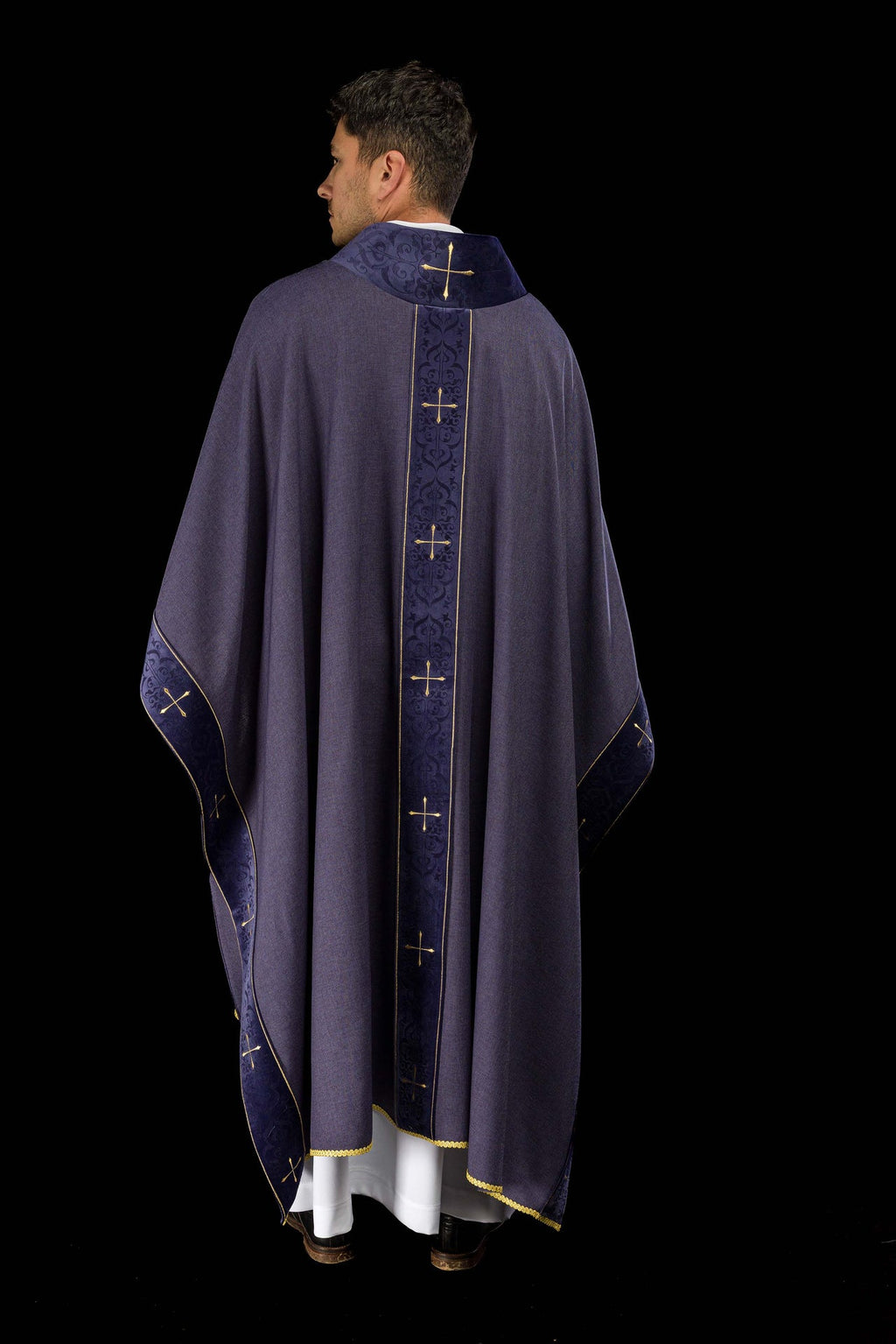 Ornat w kolorze fioletowym z haftowanym pasem i kołnierzem w krzyże - ORNATY.PL