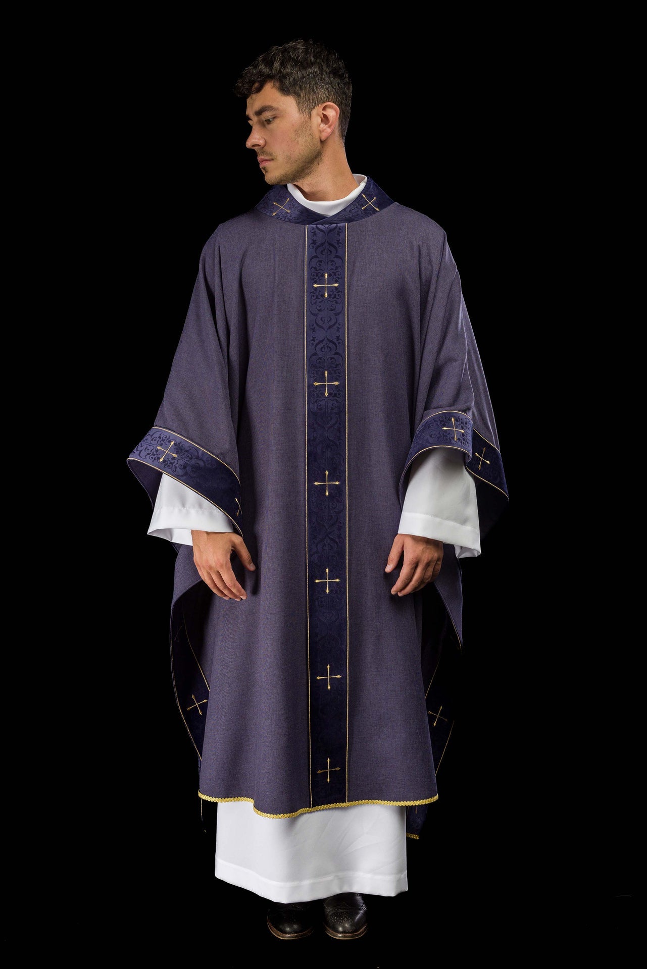 Ornat w kolorze fioletowym z haftowanym pasem i kołnierzem w krzyże - ORNATY.PL