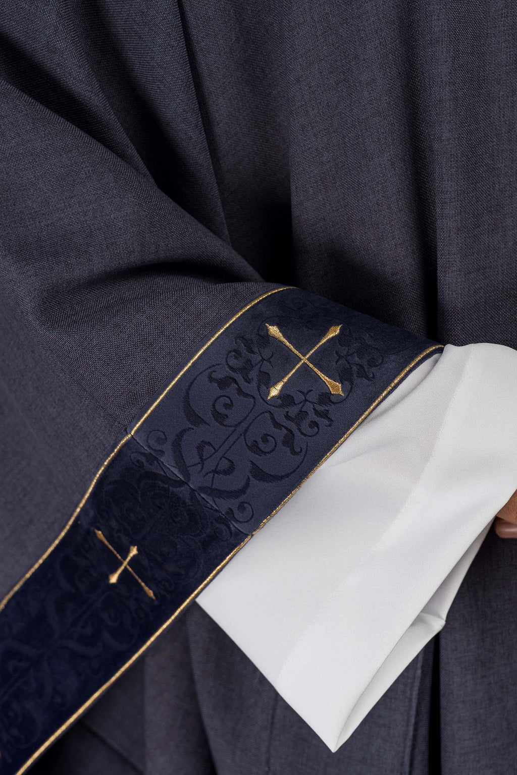 Ornat w kolorze fioletowym z haftowanym pasem i kołnierzem w krzyże - ORNATY.PL