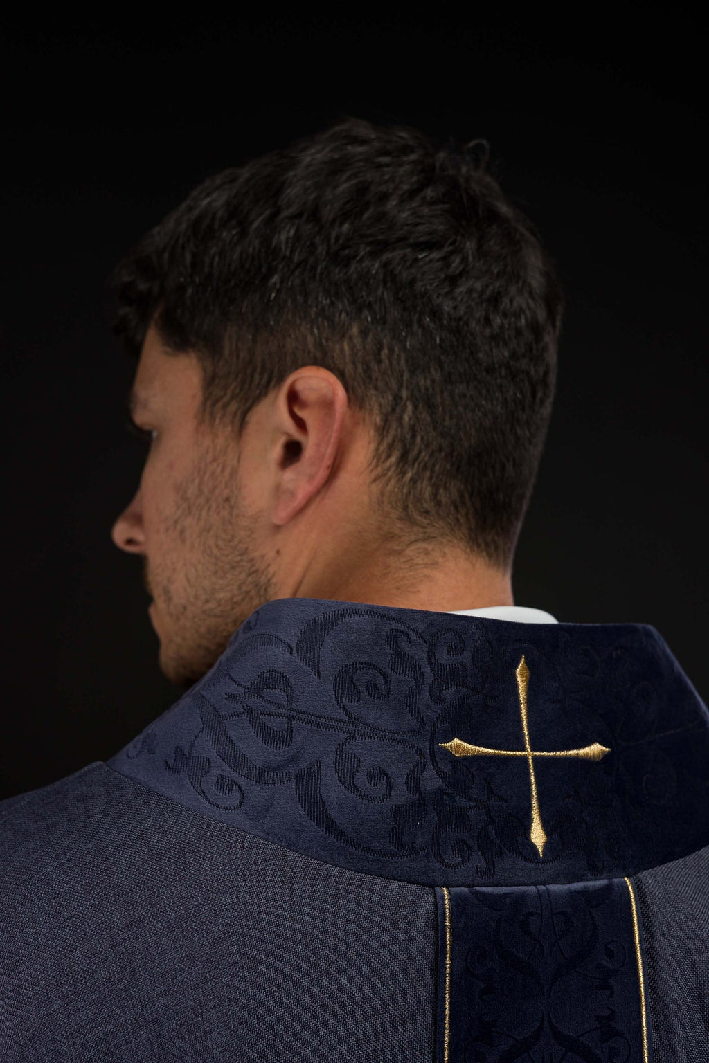 Ornat w kolorze fioletowym z haftowanym pasem i kołnierzem w krzyże - ORNATY.PL