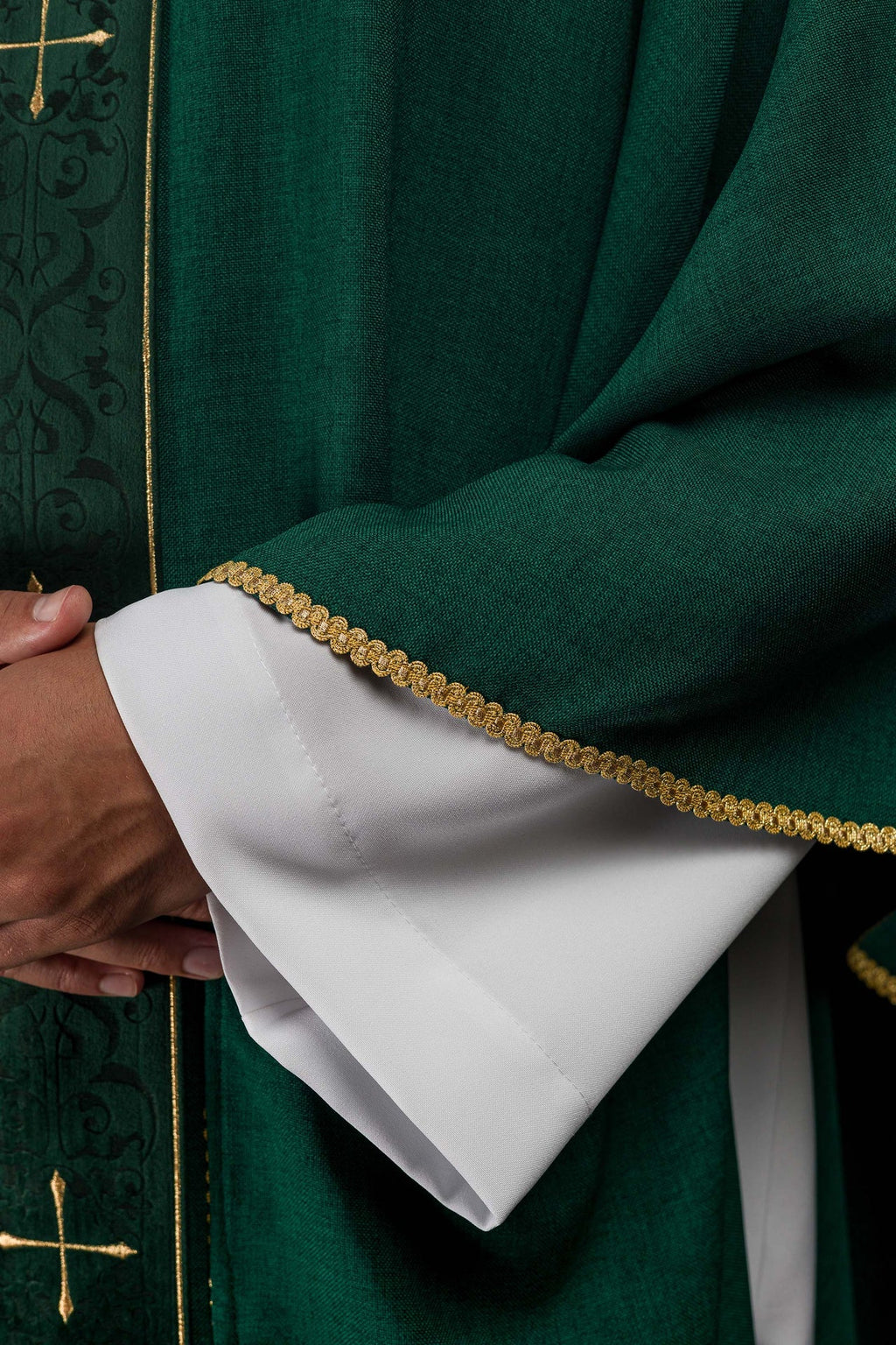 Ornat w kolorze zielonym z haftowanym pasem w krzyże - ORNATY.PL