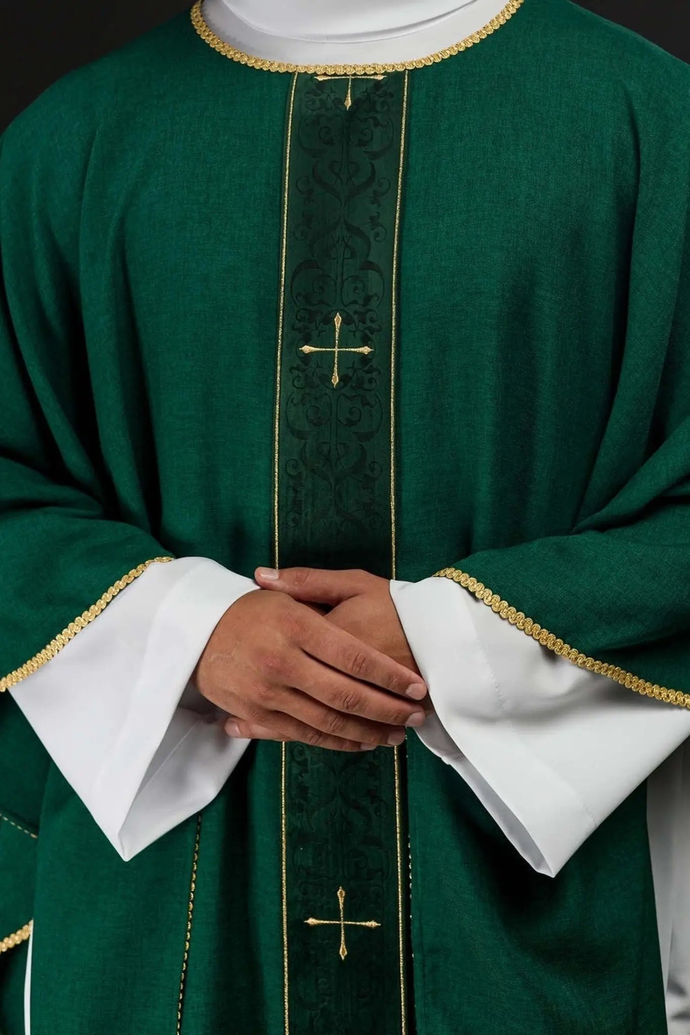 Zielony ornat z haftowanym pasem i motywem krzyża