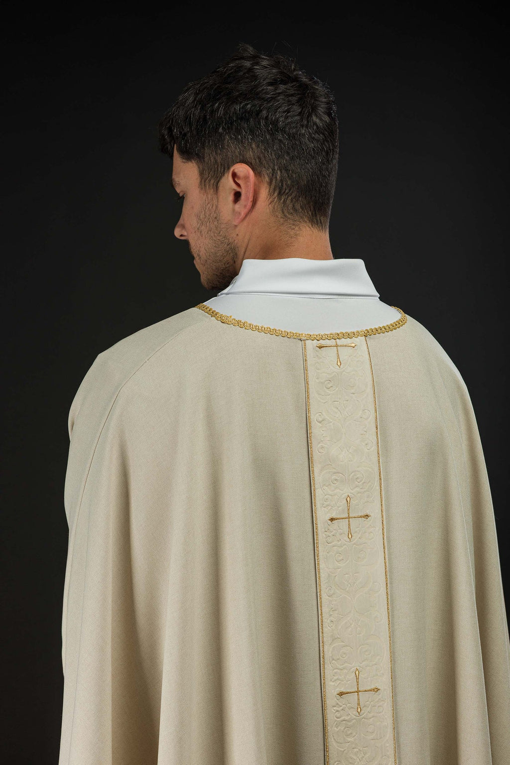 Ornat w kolorze ecru z haftowanym pasem w krzyże - ORNATY.PL