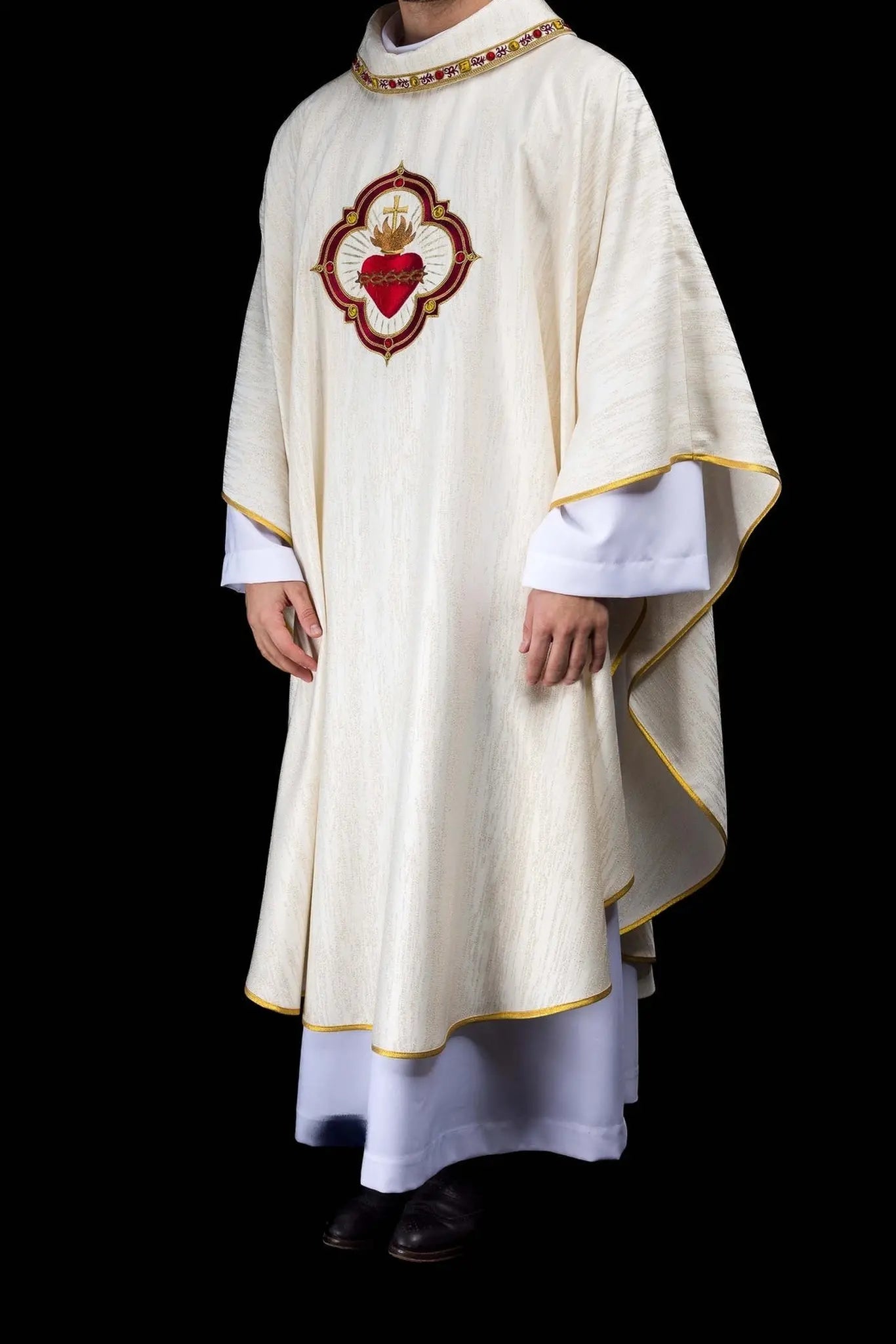 Ornat z haftem Najświętszego Serca Jezusa i kielicha eucharystycznego