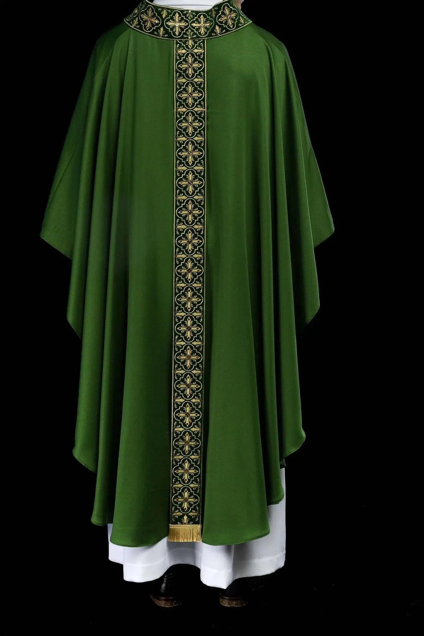 Zielony ornat liturgiczny ozdobiony 500 kamieniami z wąską taśmą