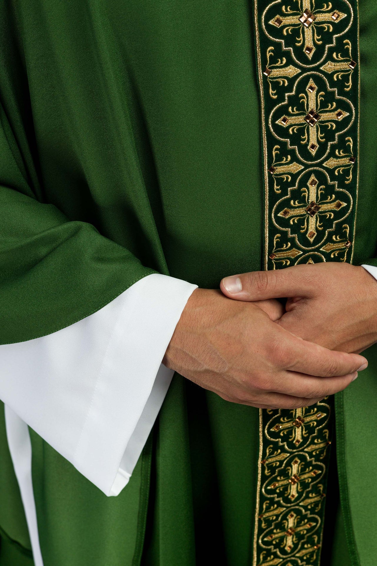 Zielony ornat zdobiony 500 kamieniami z wąskim pasem - ORNATY.PL