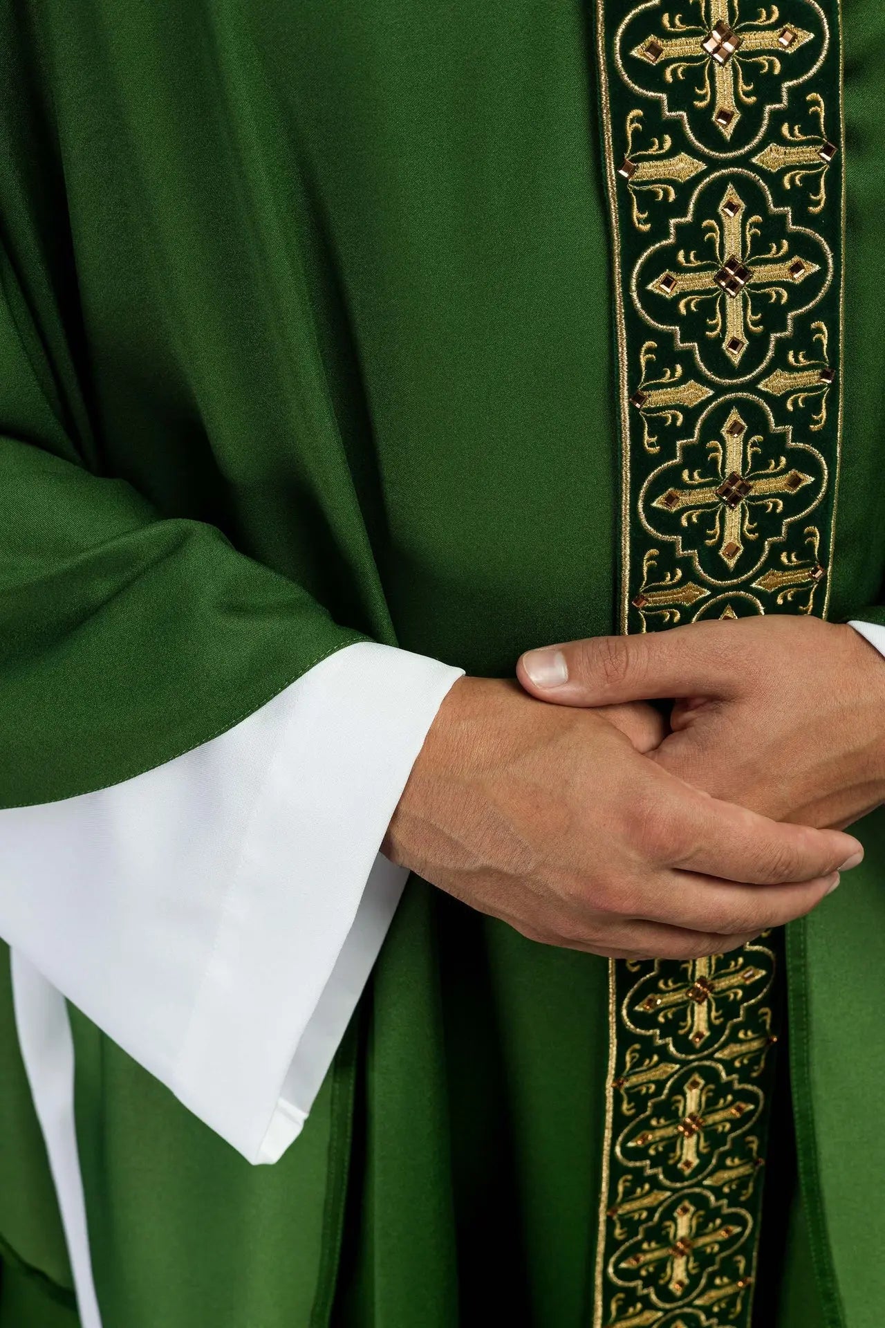 Zielony ornat liturgiczny ozdobiony 500 kamieniami z wąską taśmą