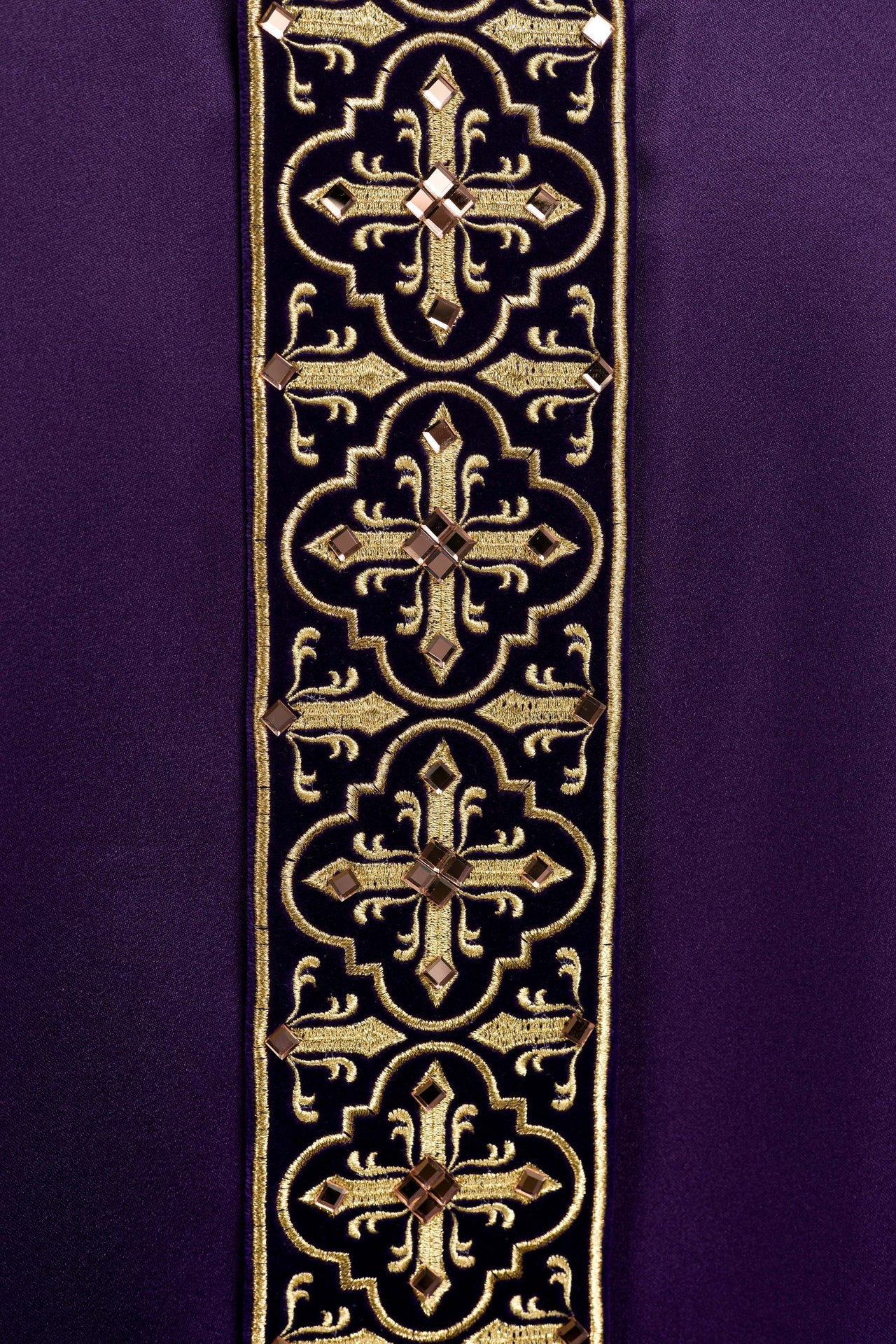 Fioletowy ornat zdobiony 500 kamieniami z wąskim pasem - ORNATY.PL