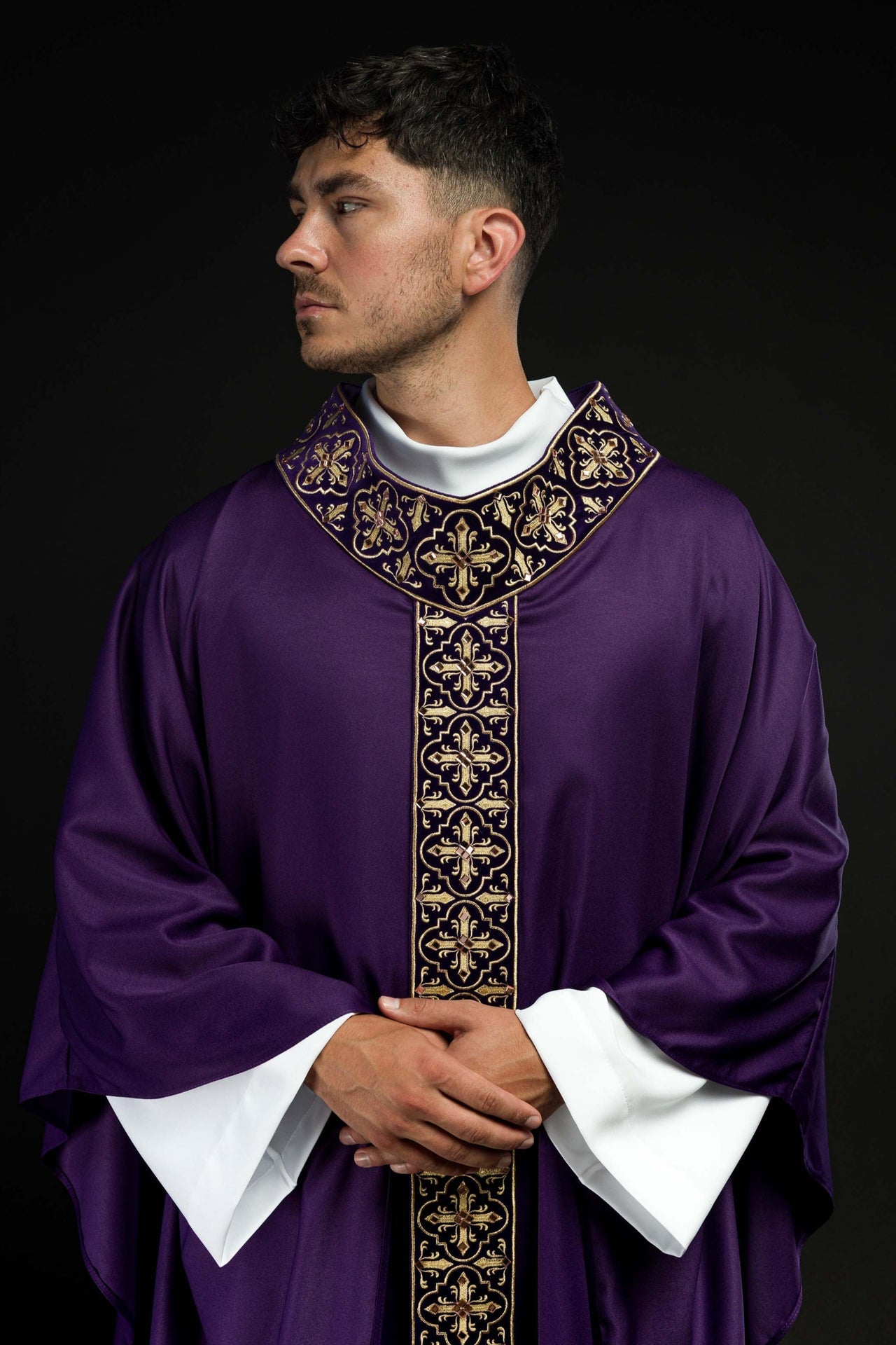 Fioletowy ornat zdobiony 500 kamieniami z wąskim pasem - ORNATY.PL