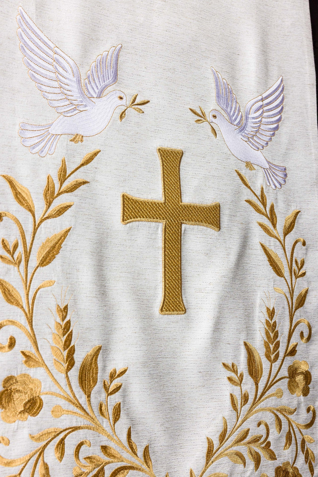 Serweta na lektorium z haftem krzyża i gołębi ecru - ORNATY.PL