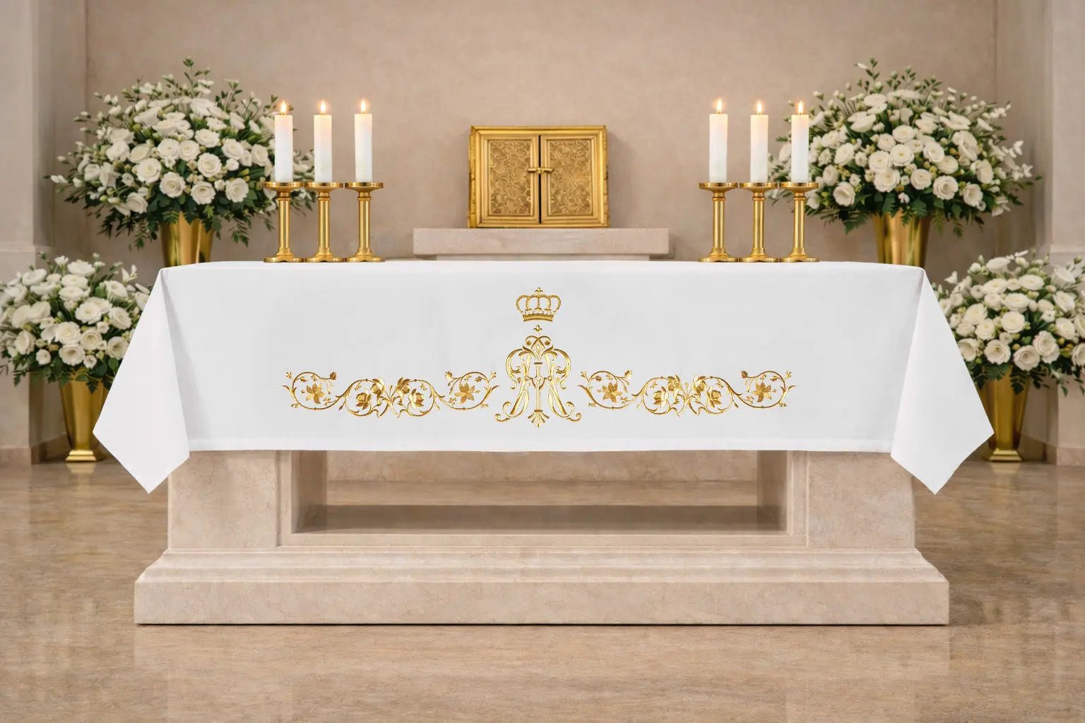 Obrus ołtarzowy z haftem złotego monogramu maryjnego