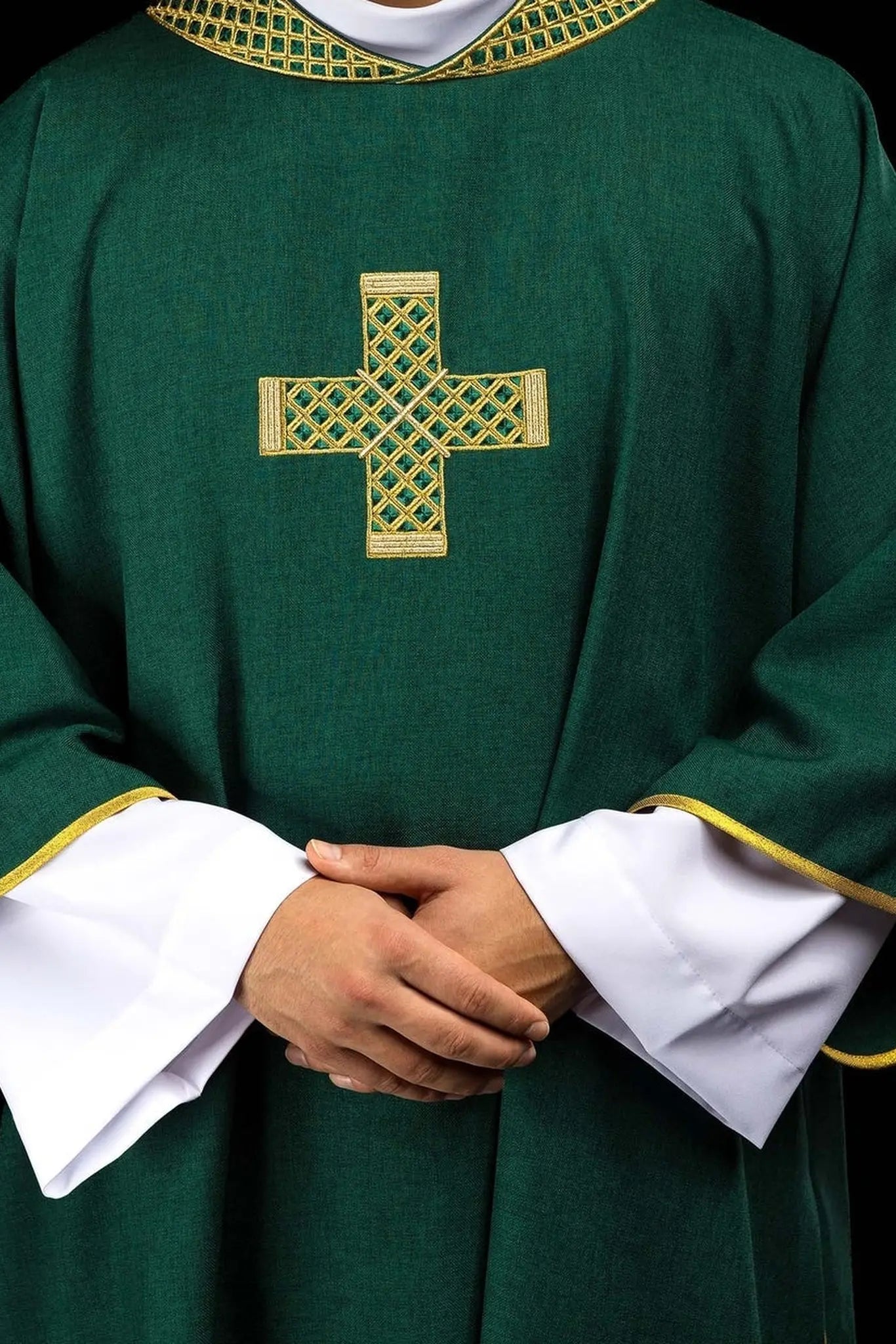 Zielona dalmatyka z haftowanymi krzyżami i kołnierzem