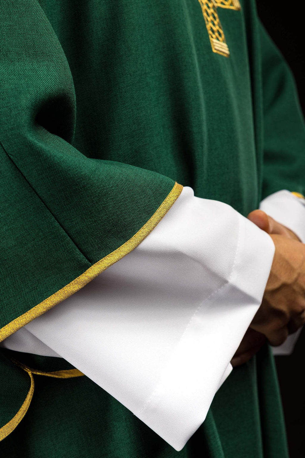 Dalmatyka z haftowanymi krzyżami i zielonym kołnierzem