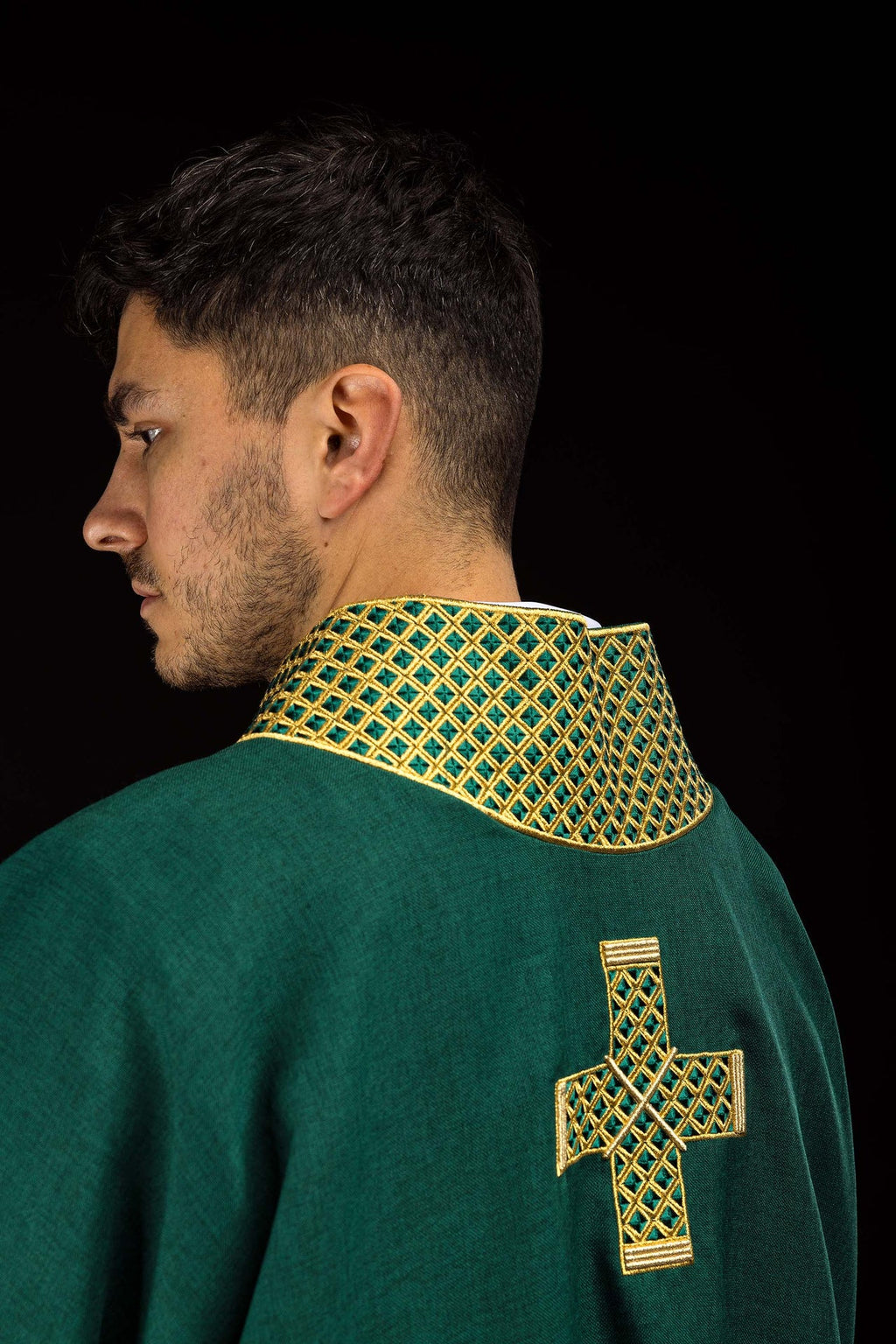 Dalmatyka z haftowanymi krzyżami i zielonym kołnierzem