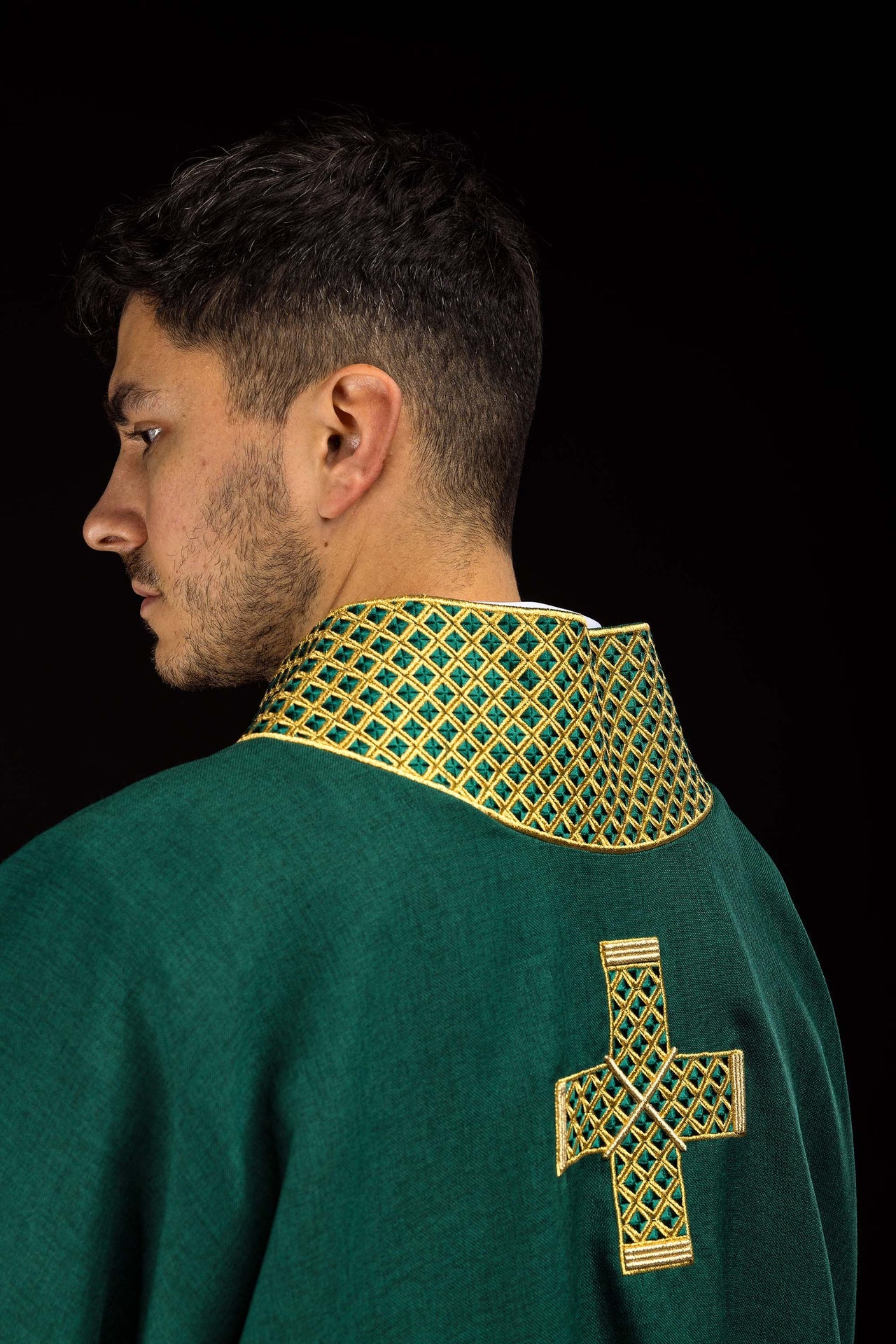 Dalmatyka z haftowanymi krzyżami i zielonym kołnierzem