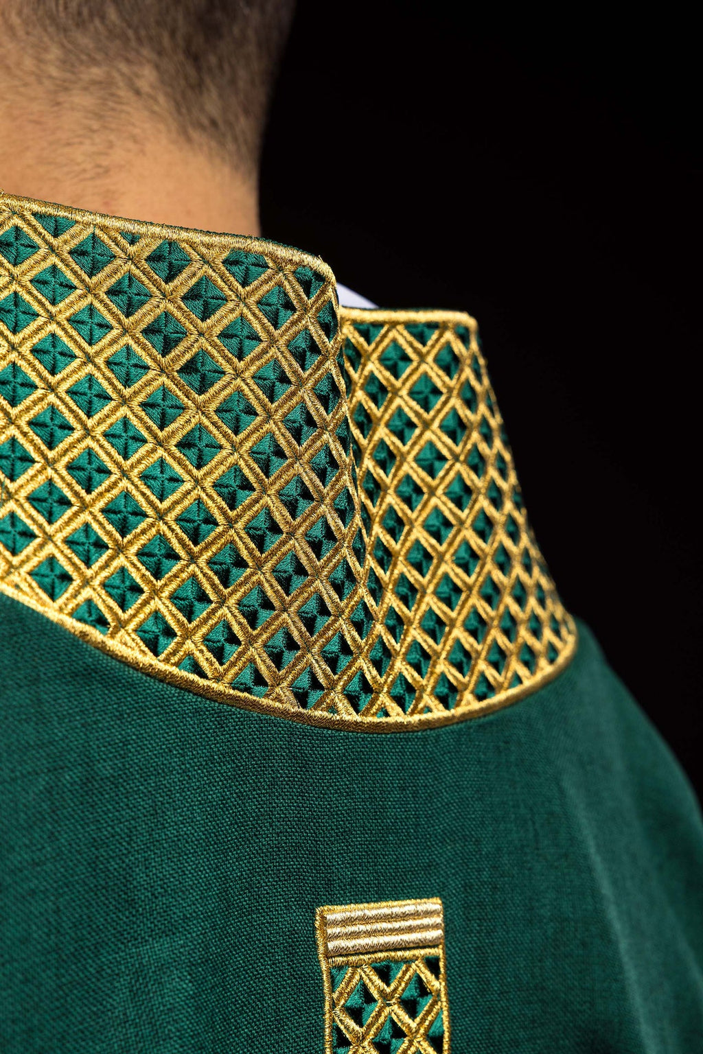 Dalmatyka z haftowanymi krzyżami i zielonym kołnierzem