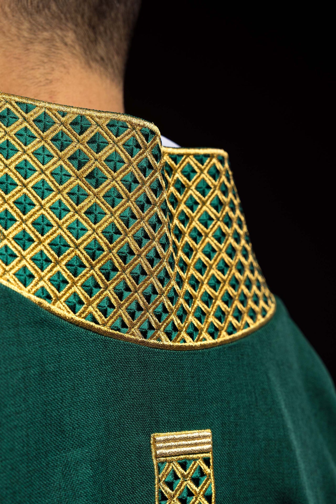 Dalmatyka z haftowanymi krzyżami i zielonym kołnierzem