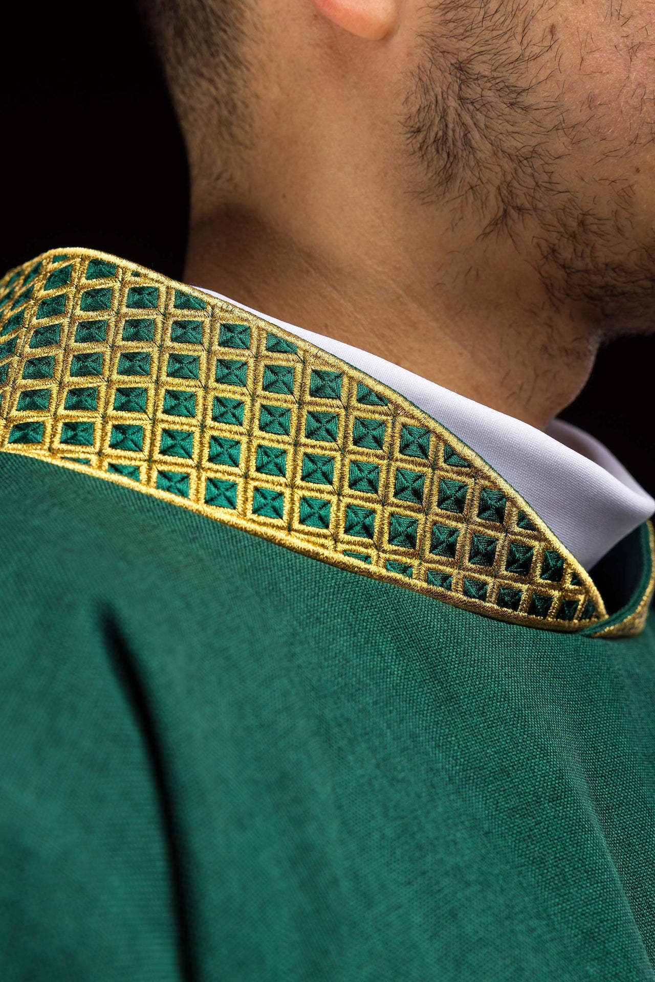 Dalmatyka z haftowanymi krzyżami i zielonym kołnierzem