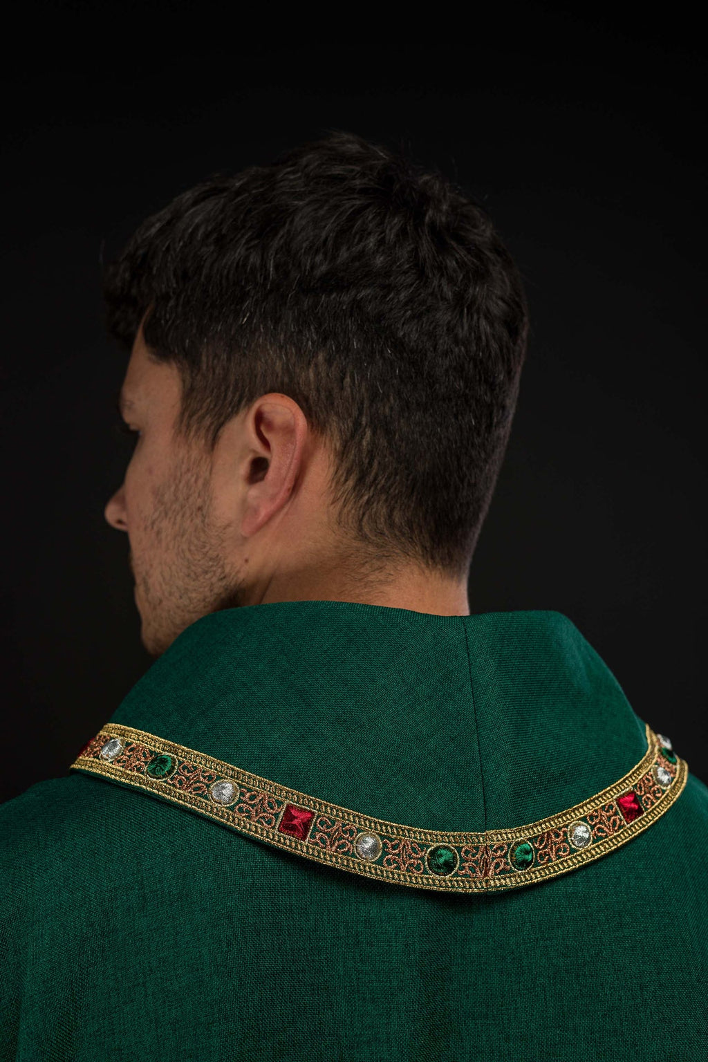 Dalmatyka z symbolem IHS i kołnierzem w kolorze zielonym - ORNATY.PL