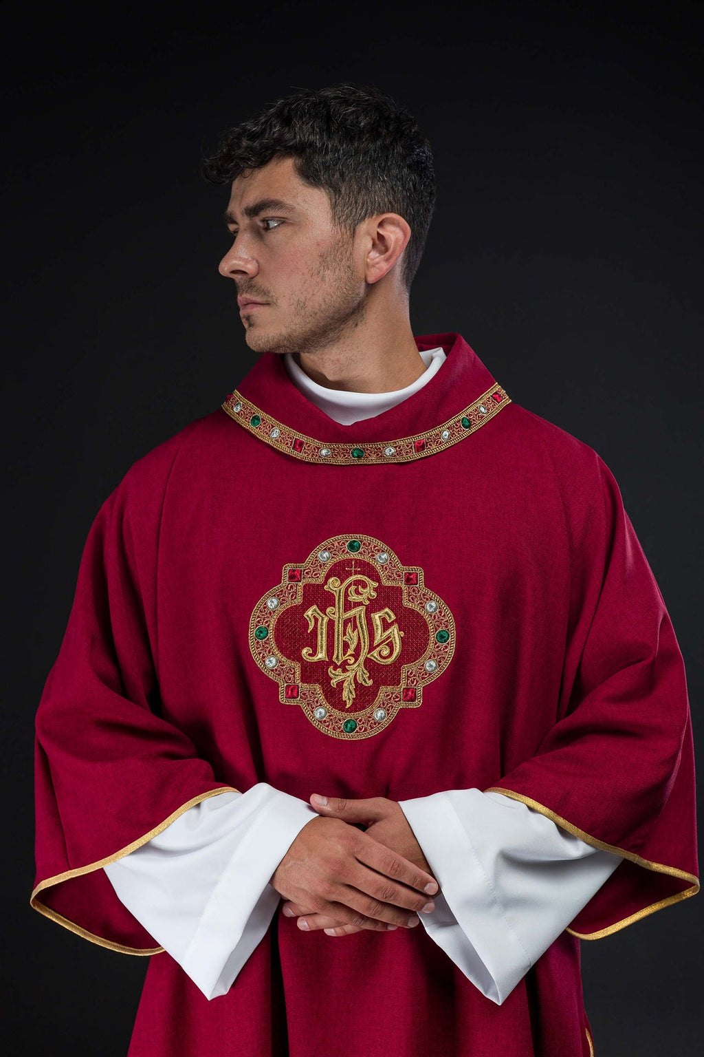 Dalmatyka z symbolem IHS i kołnierzem w kolorze czerwonym - ORNATY.PL