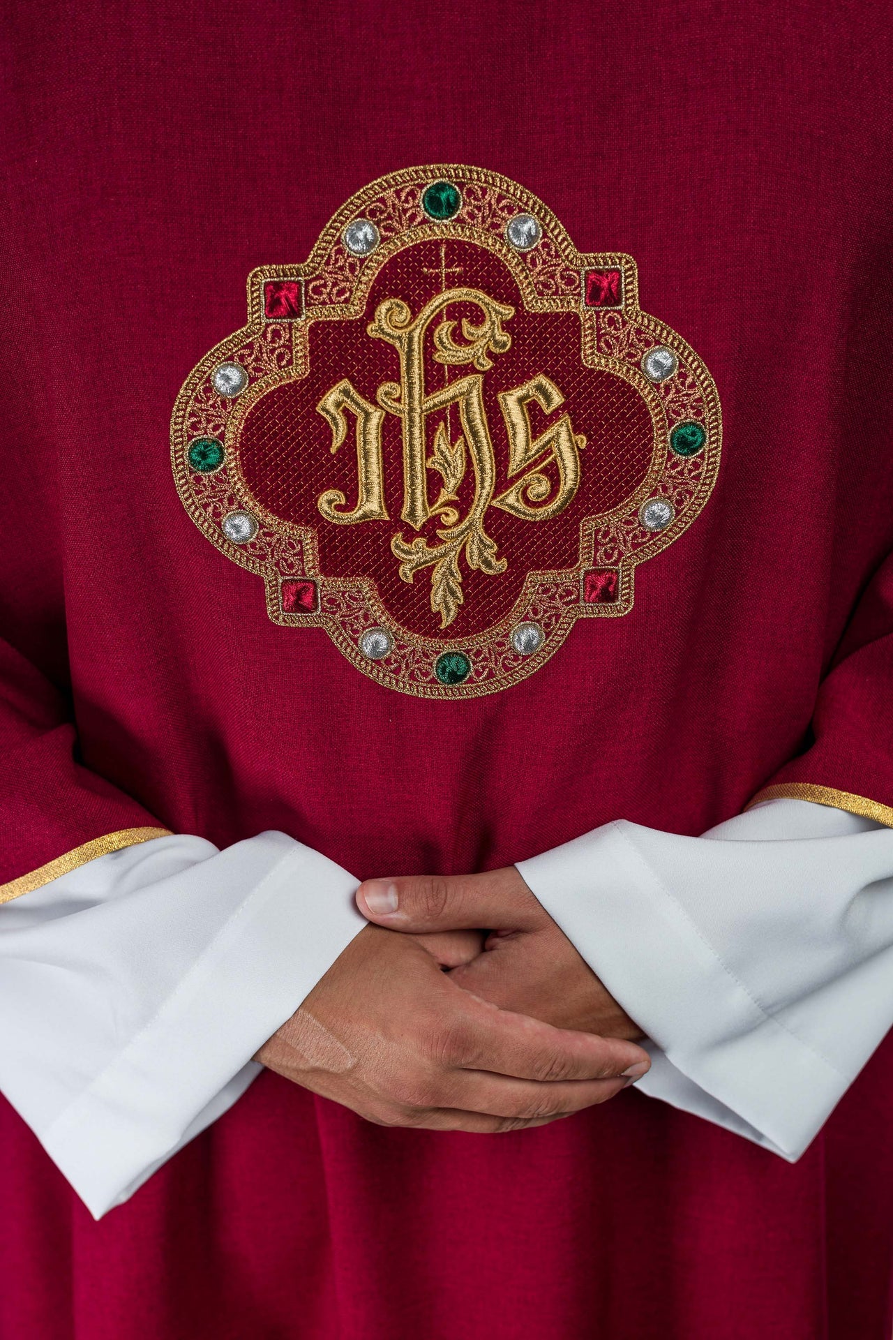 Dalmatyka z symbolem IHS i kołnierzem w kolorze czerwonym - ORNATY.PL