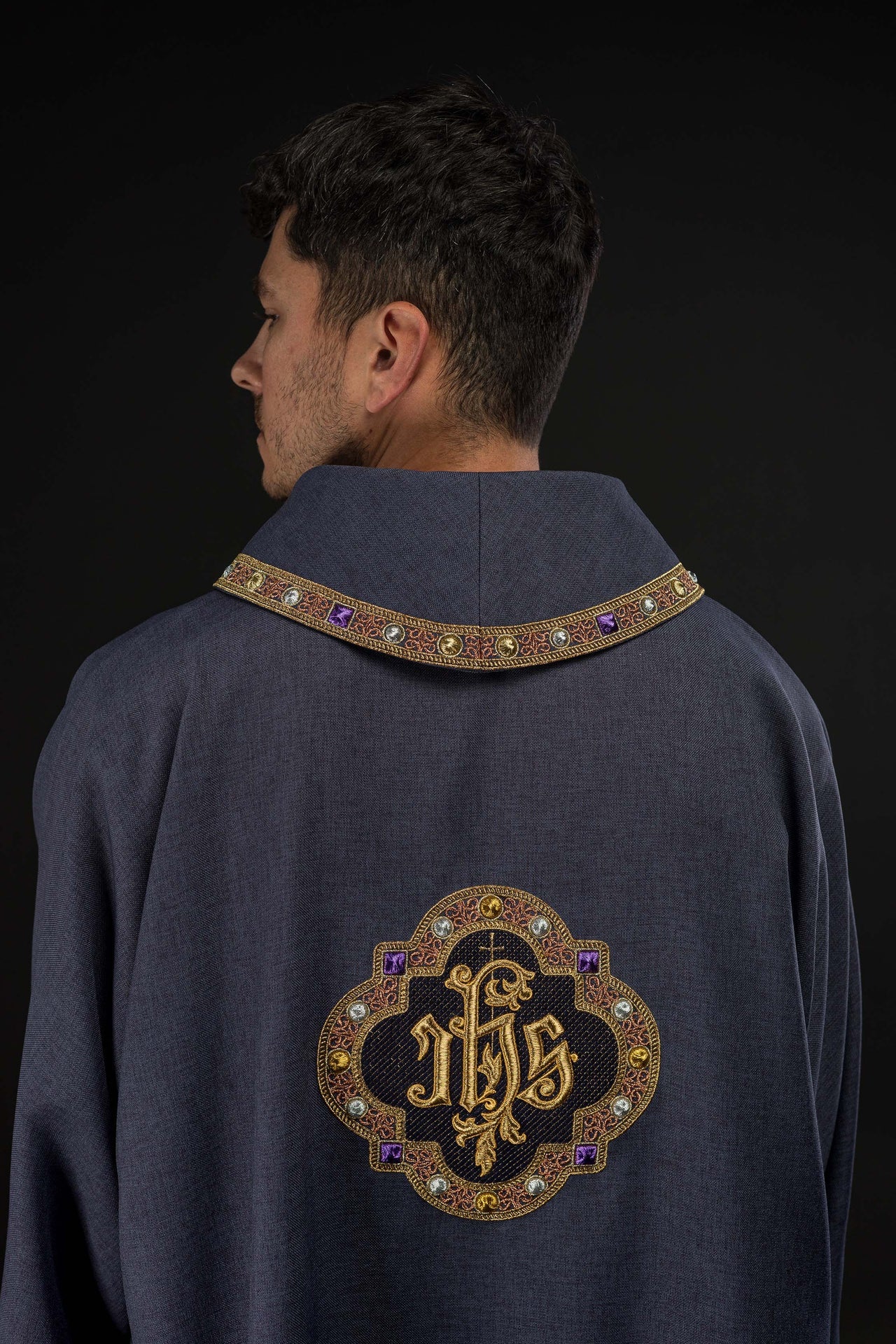 Dalmatyka z symbolem IHS i kołnierzem w kolorze fioletowym - ORNATY.PL