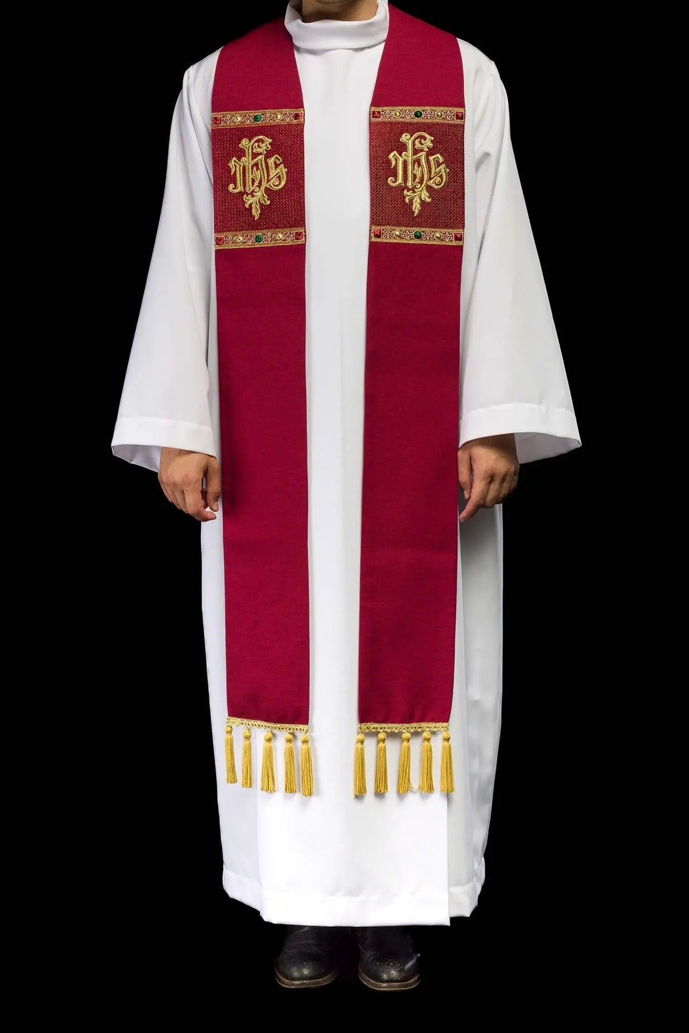 Czerwona stuła haftowana motywem IHS