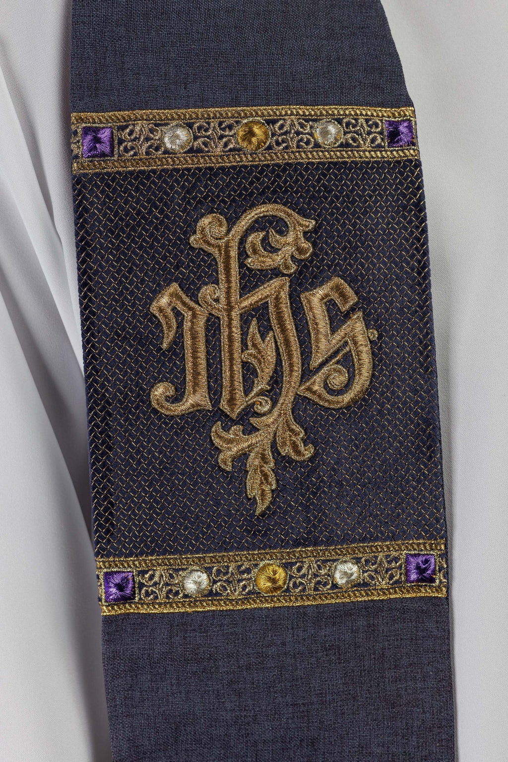 Stuła haftowana z motywem IHS fioletowa - ORNATY.PL