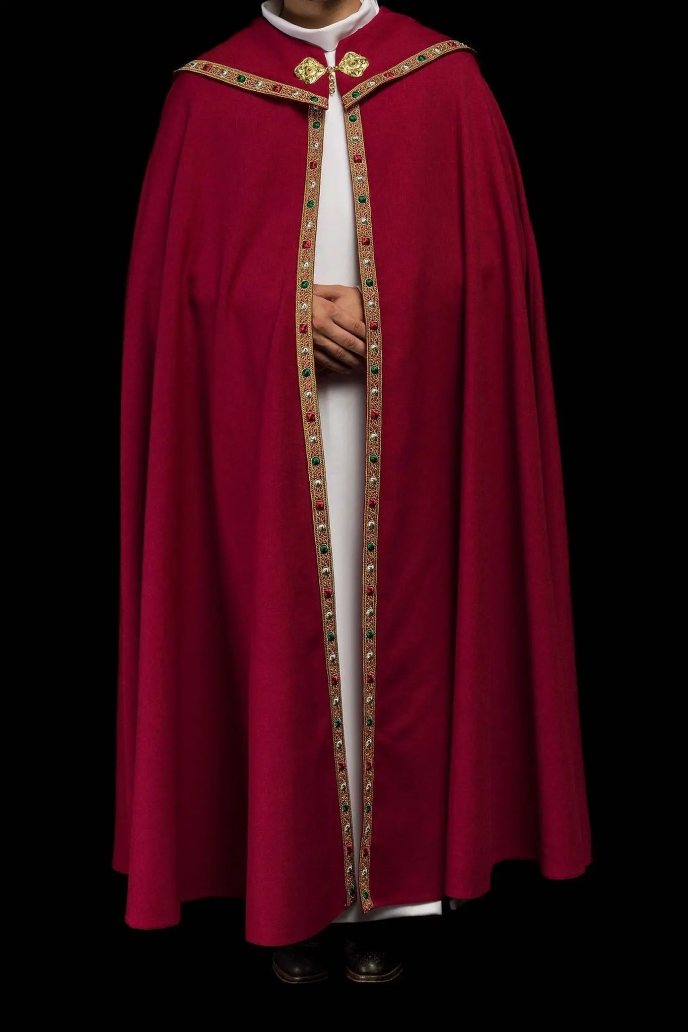 Czerwona peleryna liturgiczna ze złotym IHS