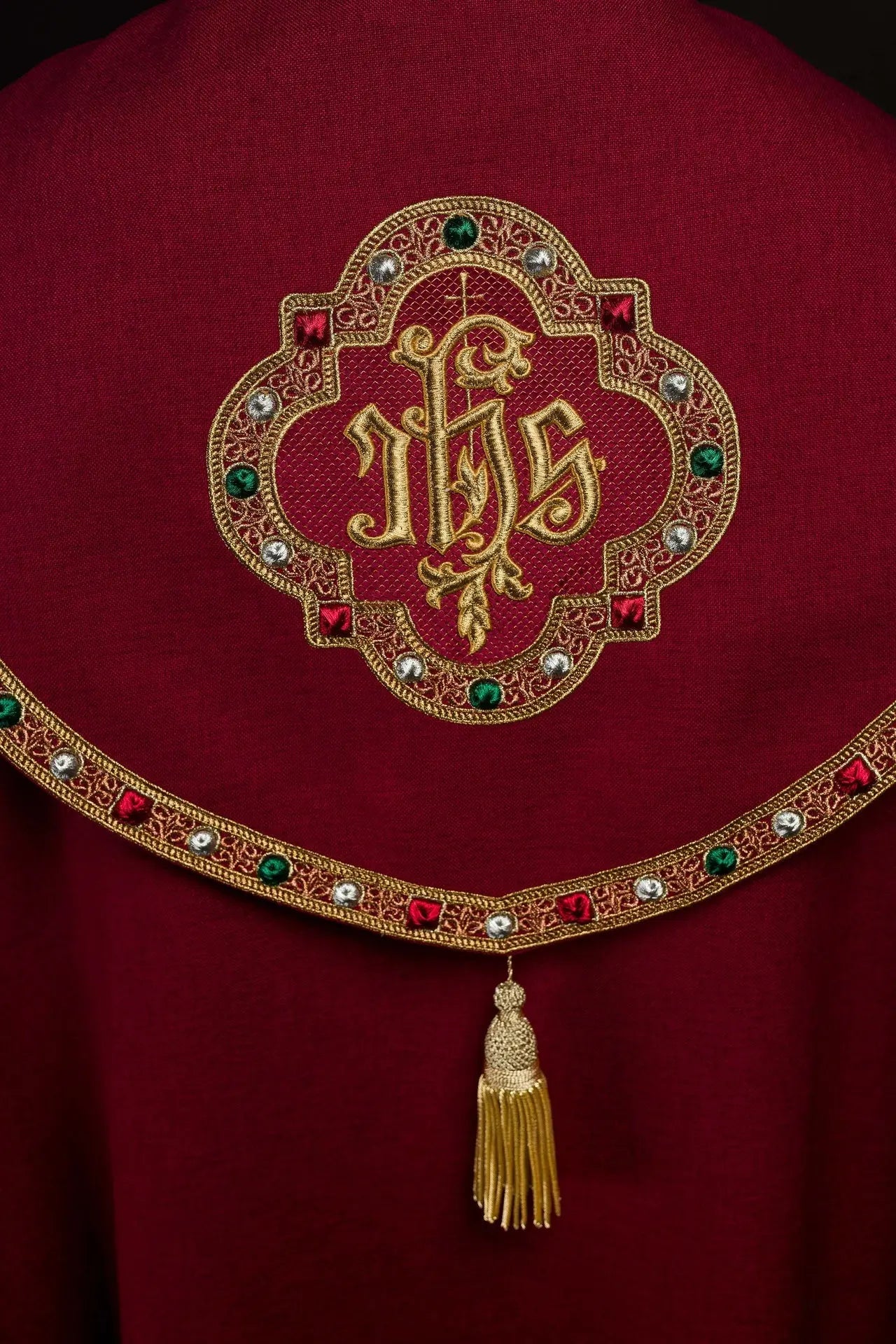 Czerwona liturgiczna kapa ze złotym IHS