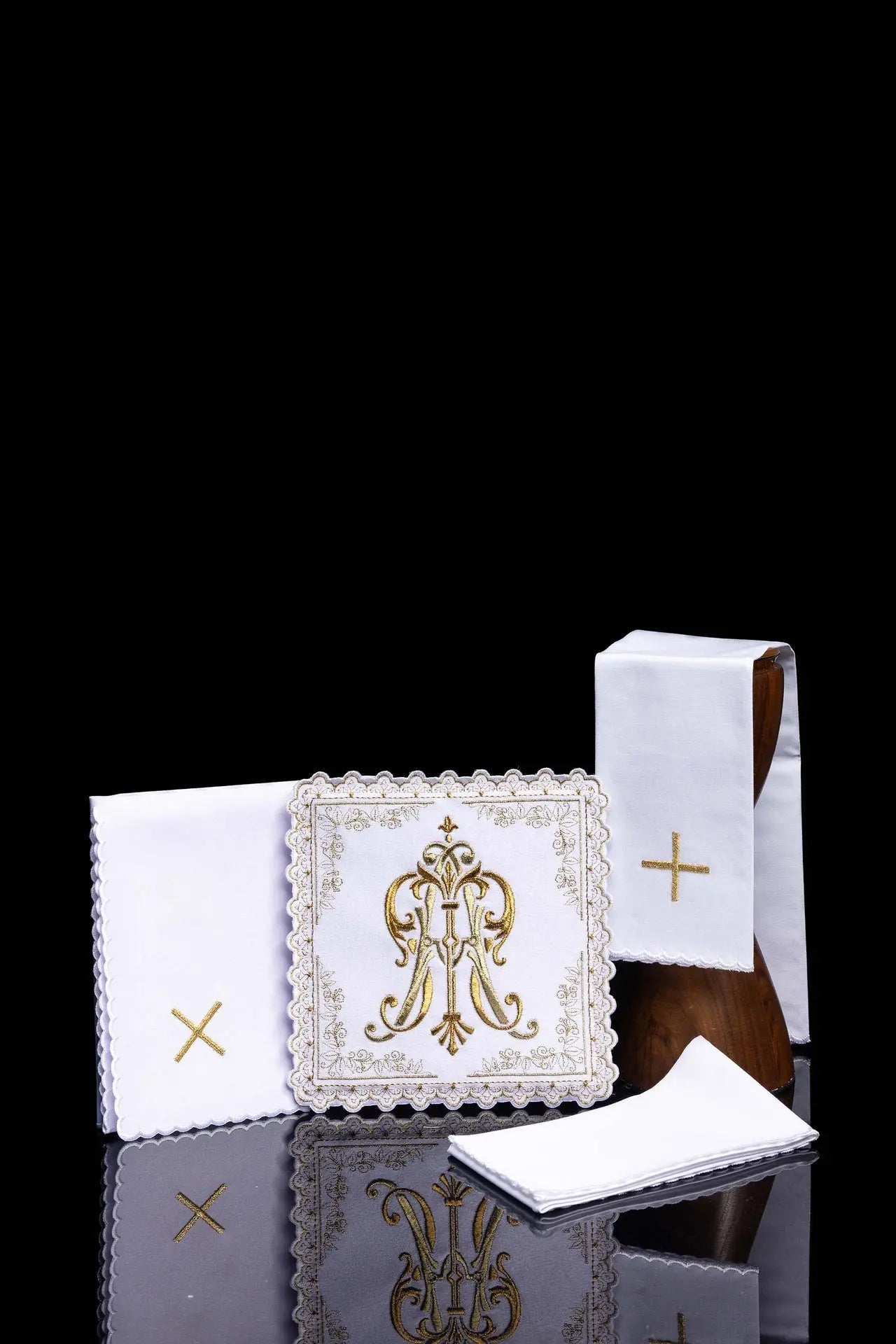 Kielich liturgiczny z haftowanym złotym motywem maryjnym