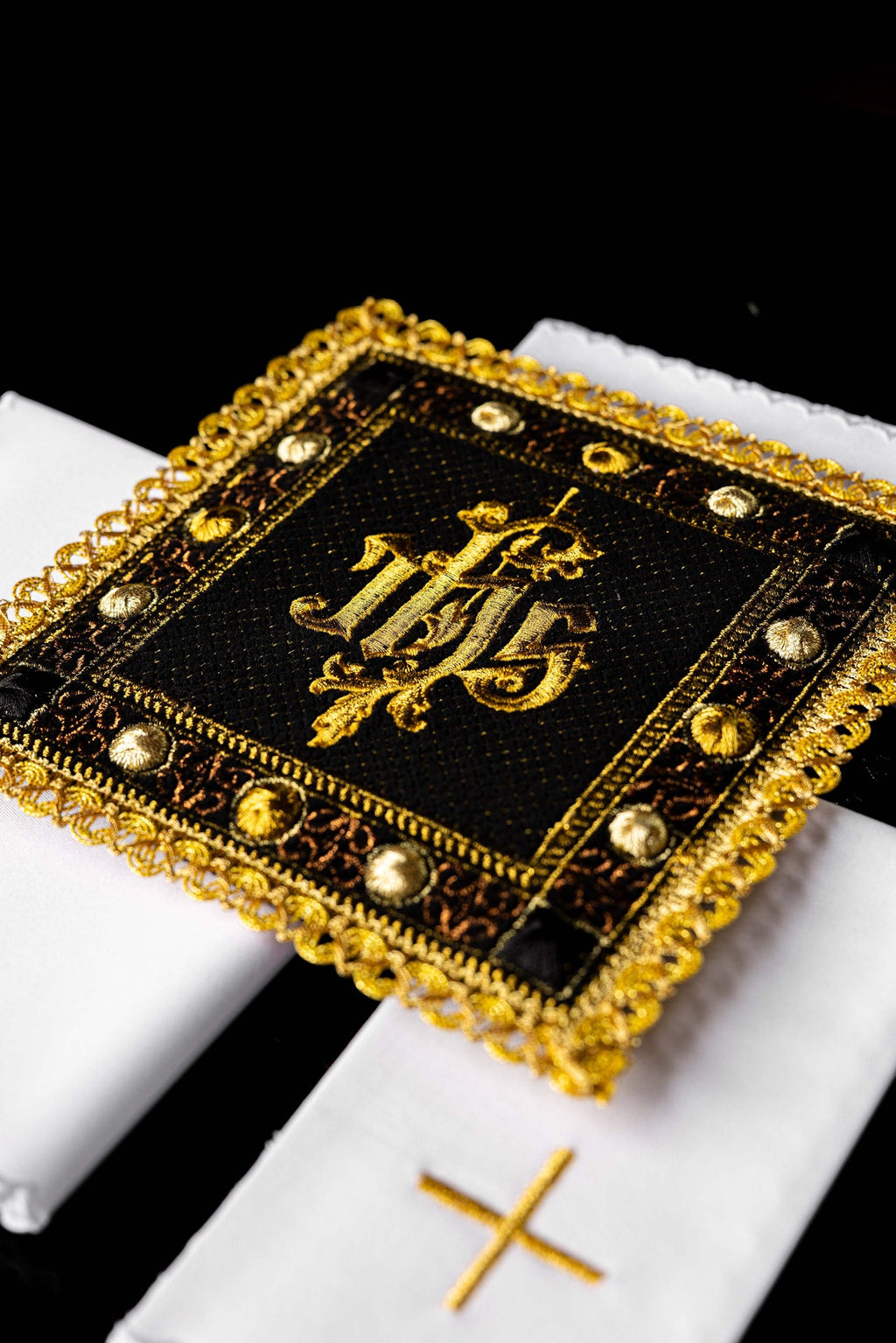 Aksamitny komplet kielichowy w kolorze czarnym z haftowanym symbolem IHS